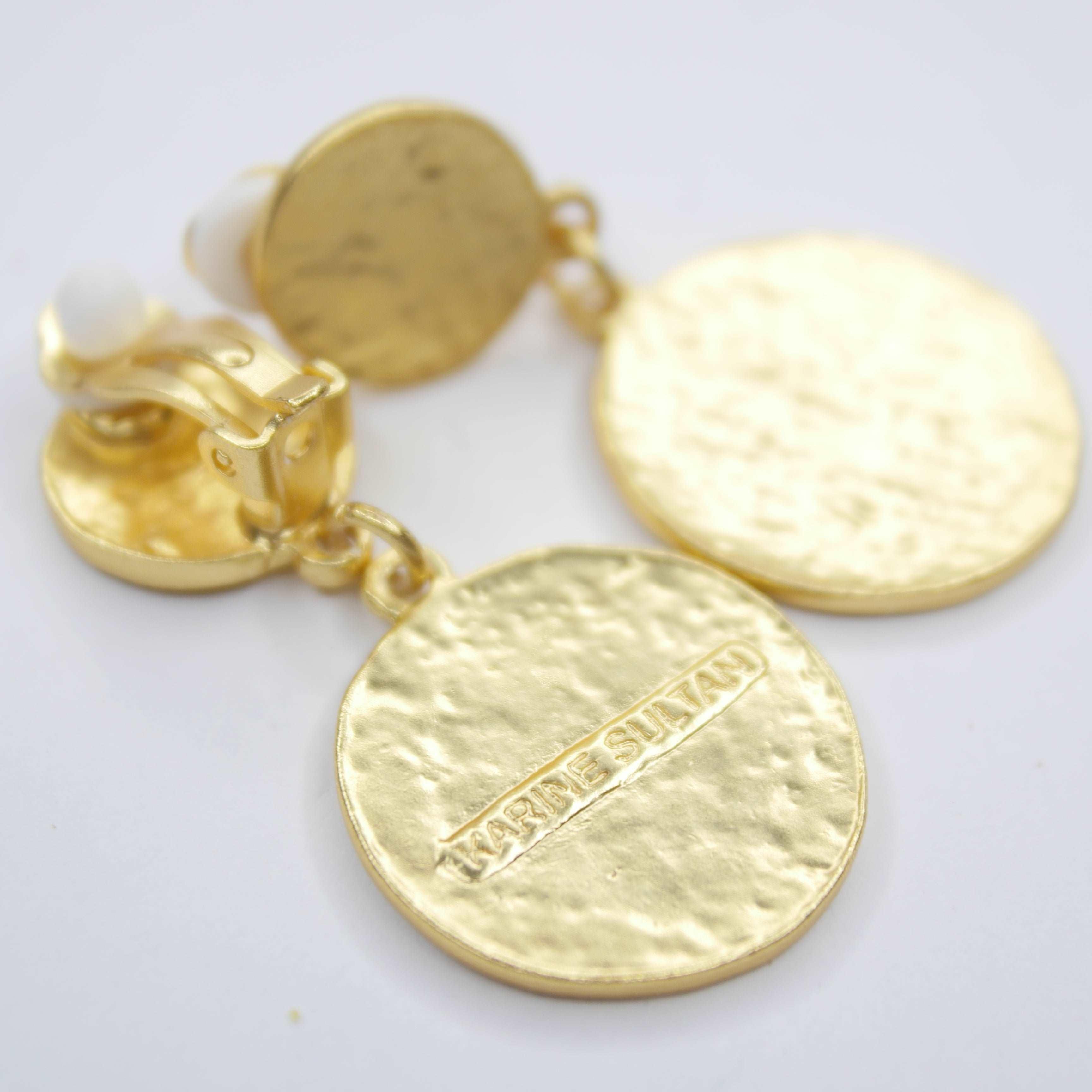 E71732 Boucles d'oreilles clips goutte pièce plate martelée - Karine Sultan - Créations Uniques