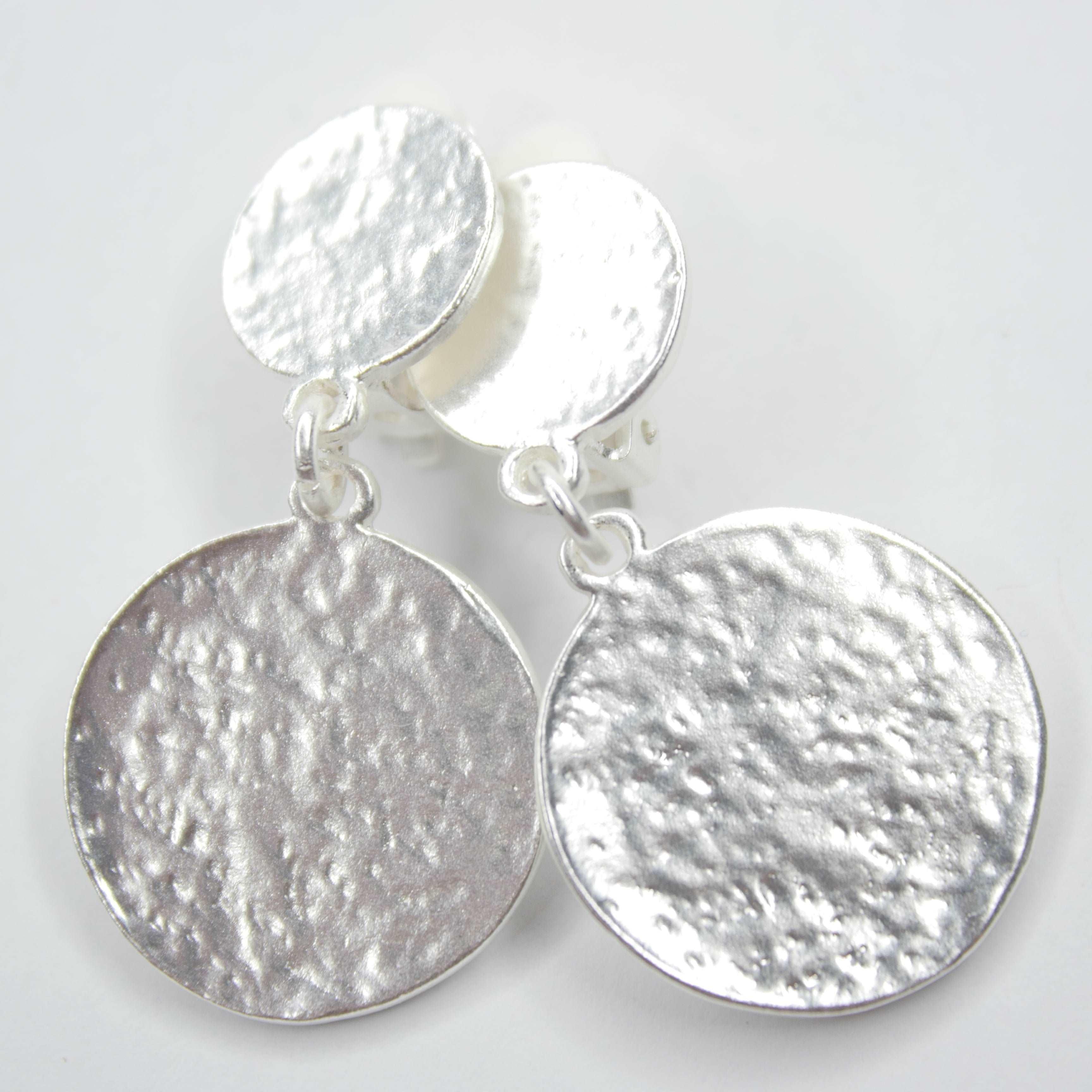 E71732 Boucles d'oreilles clips goutte pièce plate martelée - Karine Sultan - Créations Uniques