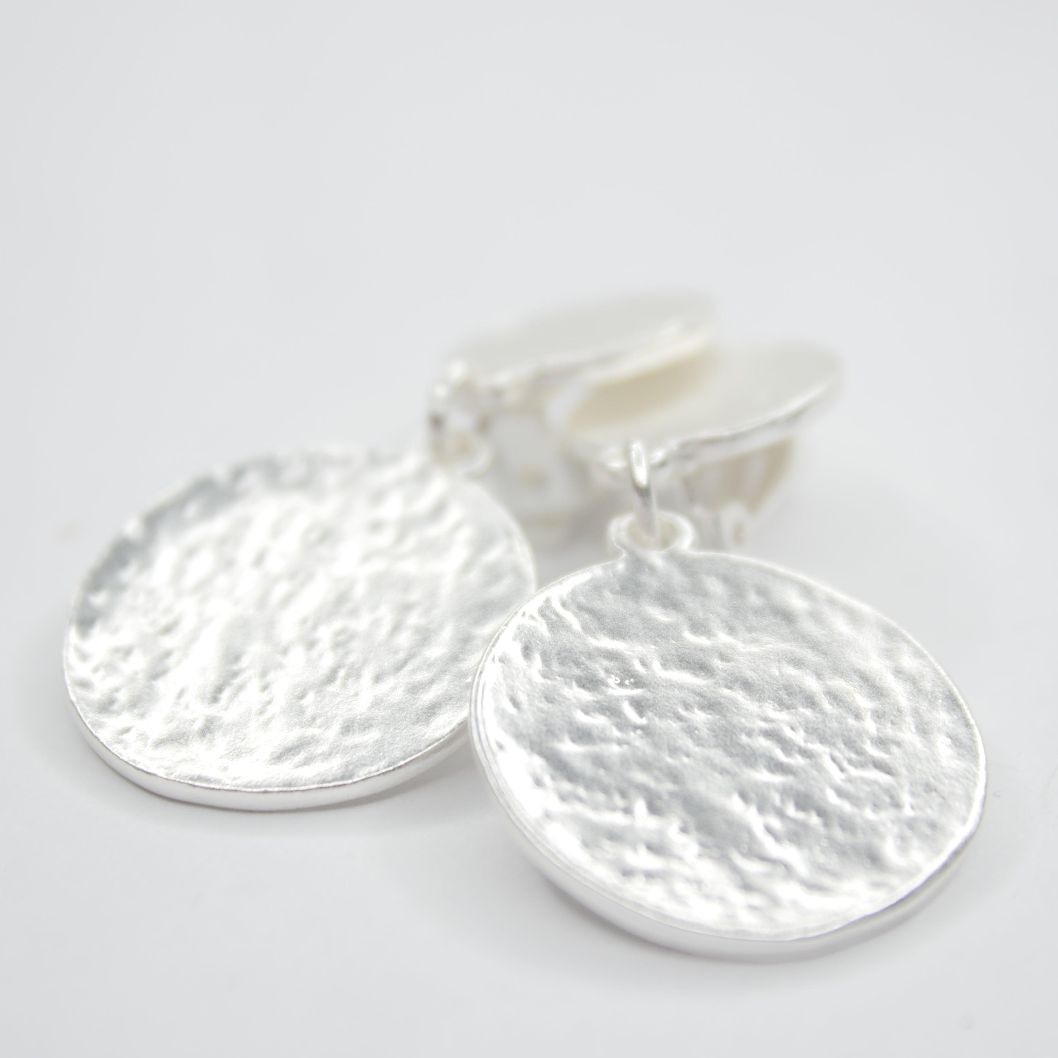 E71732 Boucles d'oreilles clips goutte pièce plate martelée - Karine Sultan - Créations Uniques