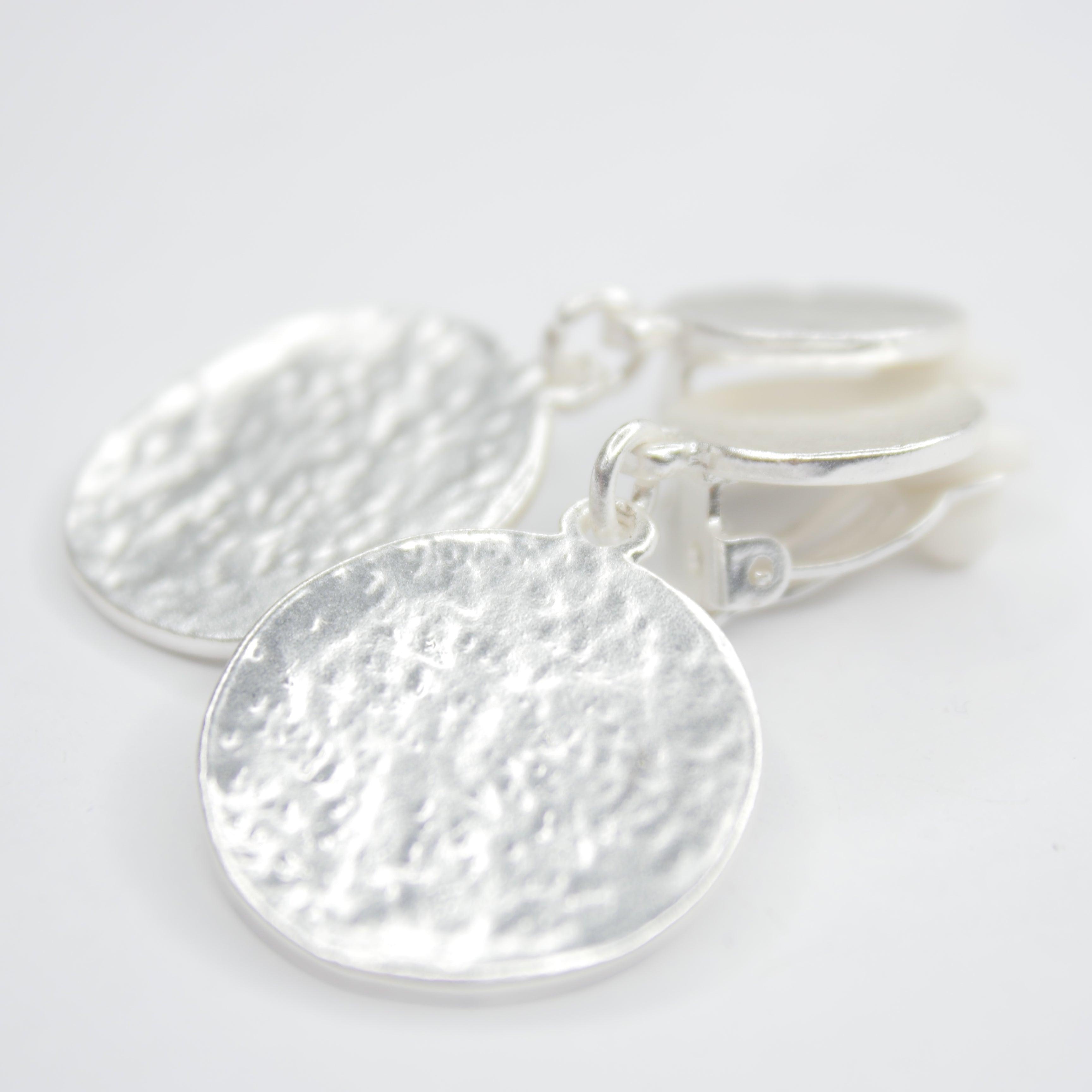 E71732 Boucles d'oreilles clips goutte pièce plate martelée - Karine Sultan - Créations Uniques