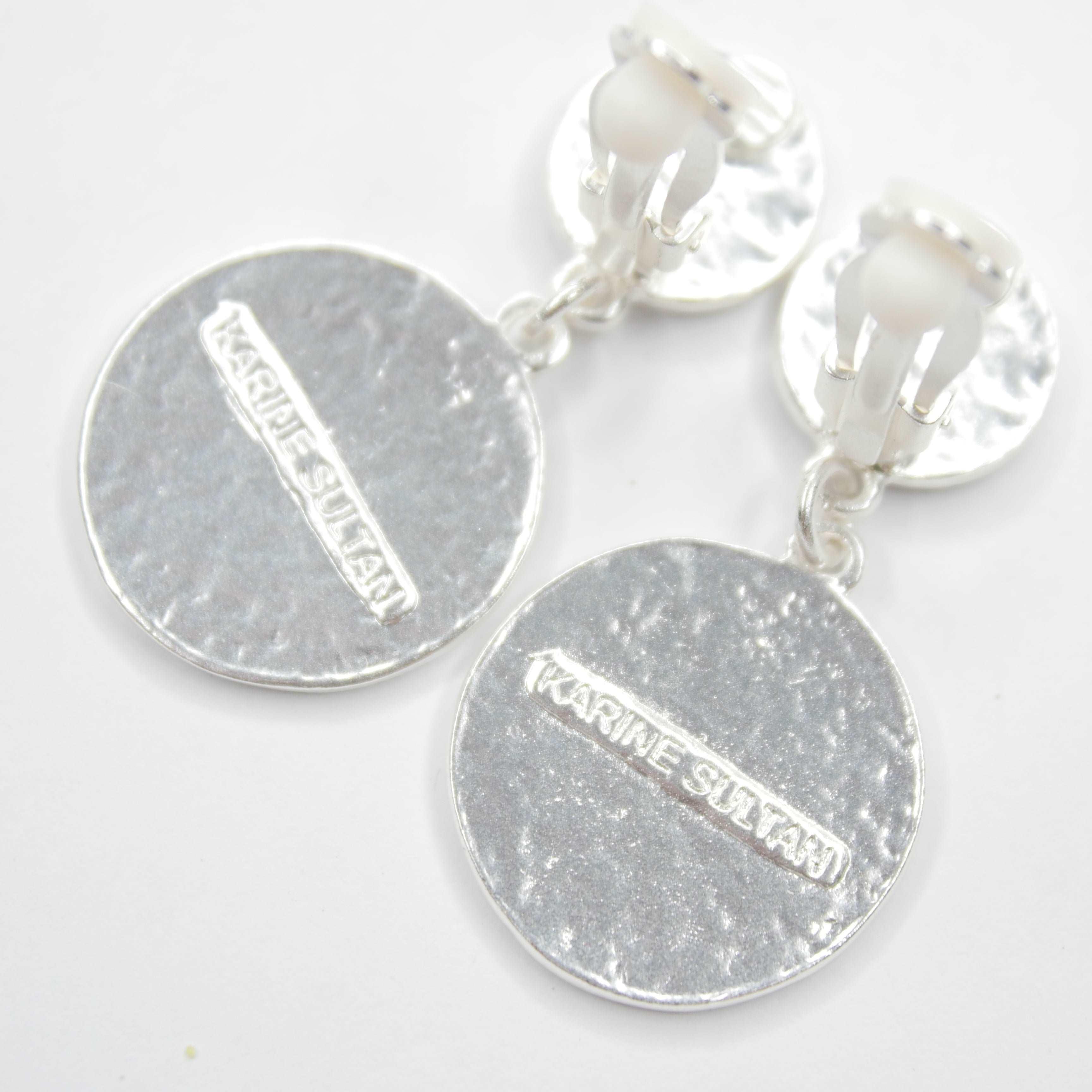 E71732 Boucles d'oreilles clips goutte pièce plate martelée - Karine Sultan - Créations Uniques