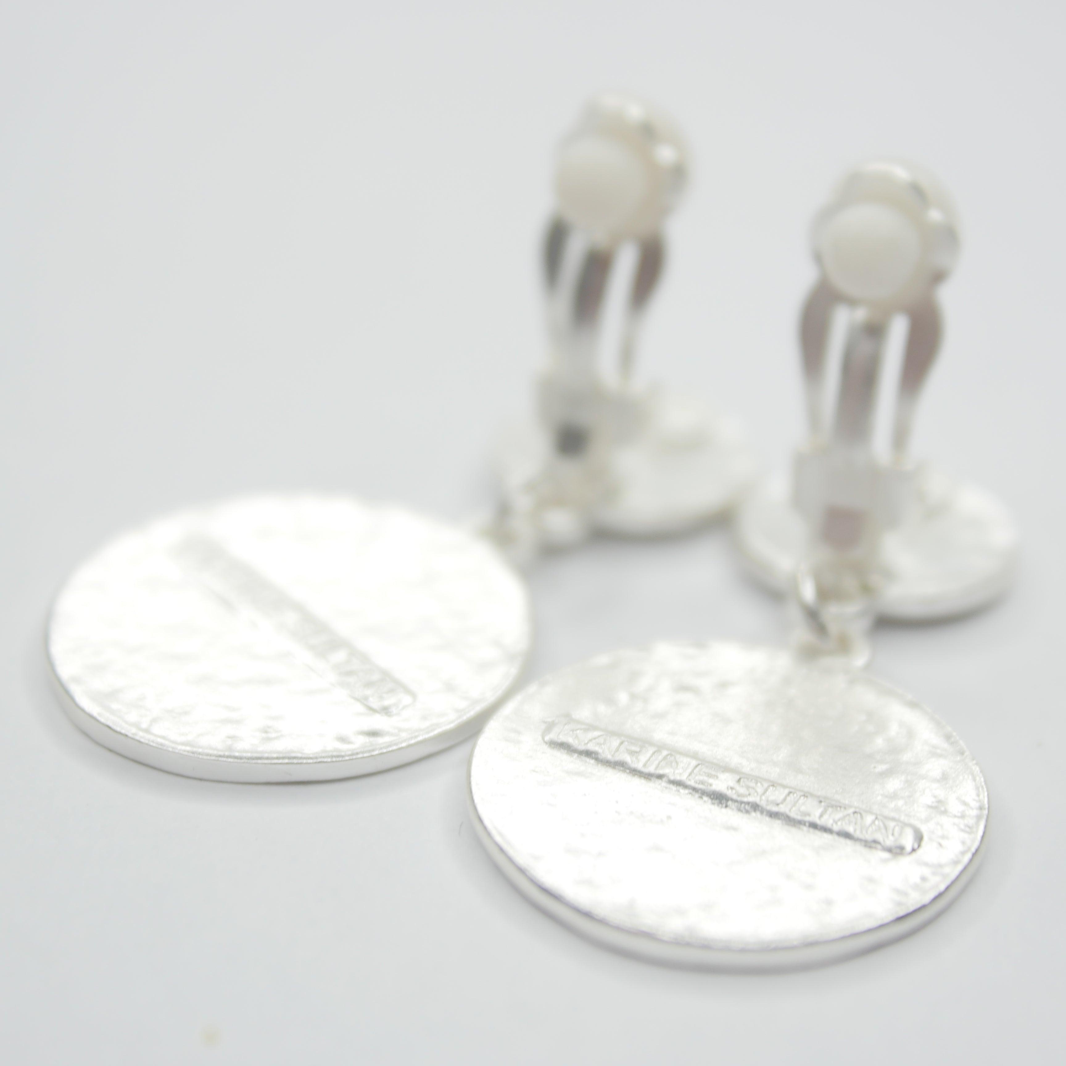 E71732 Boucles d'oreilles clips goutte pièce plate martelée - Karine Sultan - Créations Uniques