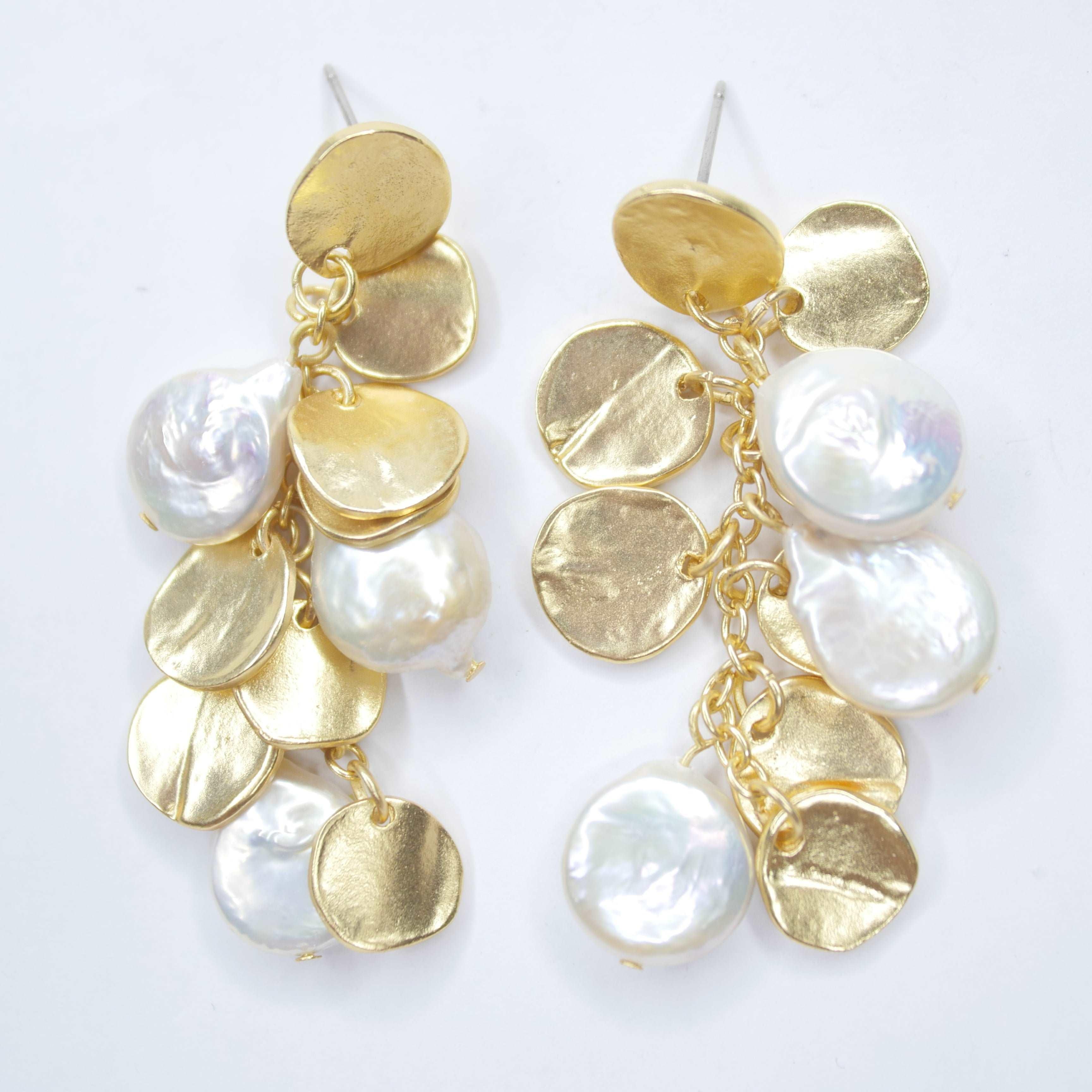 E72509 Boucles d'oreilles lustre pièces et perles plates - Karine Sultan - Créations Uniques