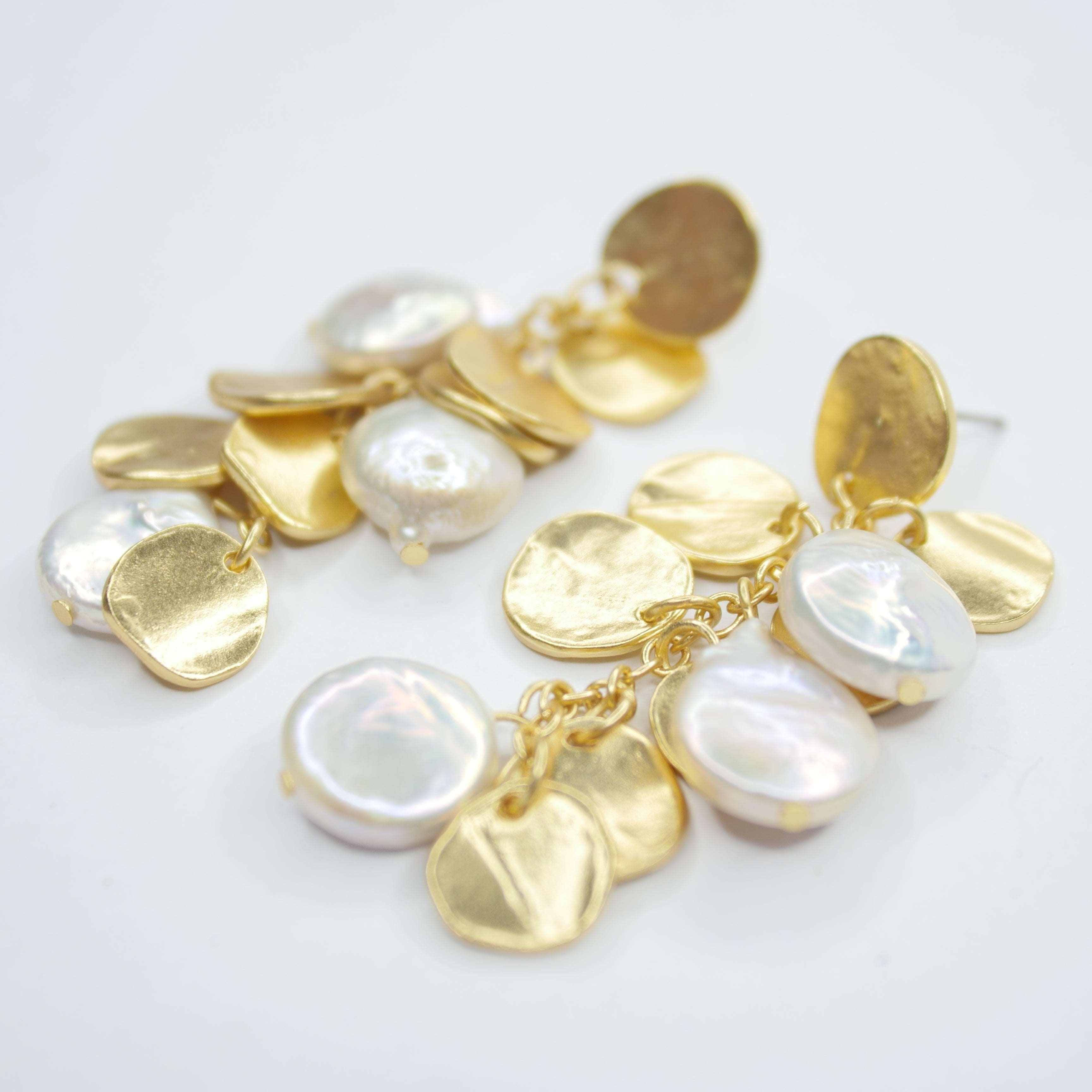 E72509 Boucles d'oreilles lustre pièces et perles plates - Karine Sultan - Créations Uniques