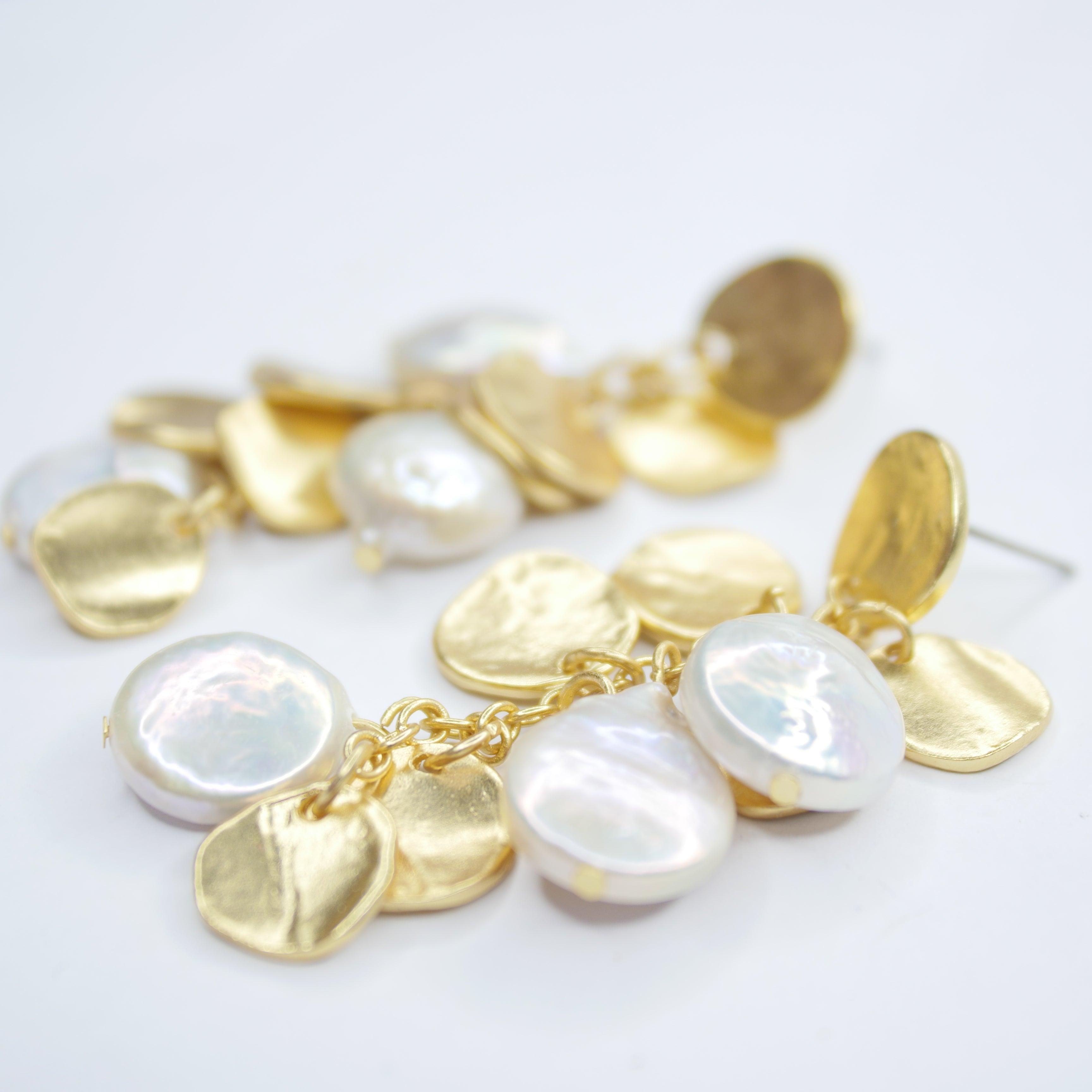 E72509 Boucles d'oreilles lustre pièces et perles plates - Karine Sultan - Créations Uniques