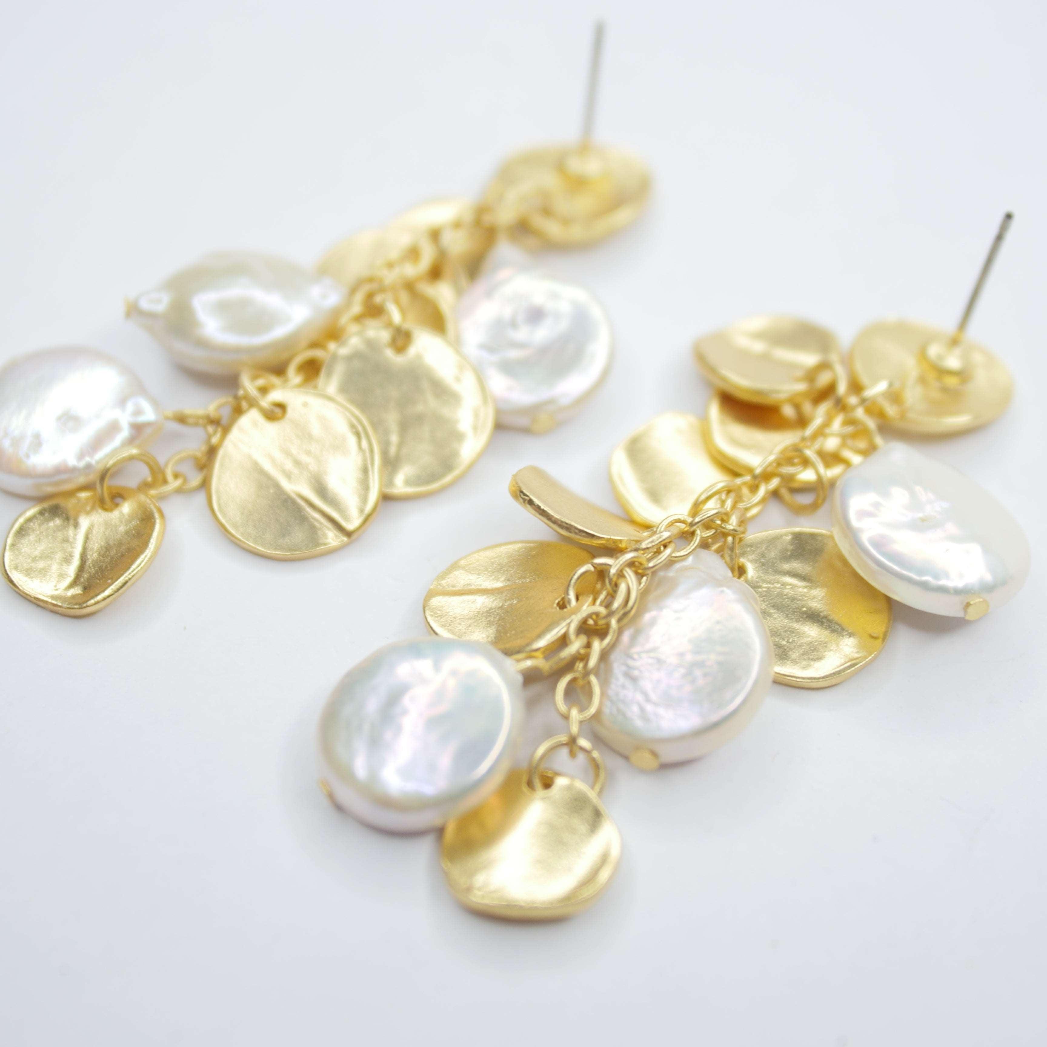 E72509 Boucles d'oreilles lustre pièces et perles plates - Karine Sultan - Créations Uniques