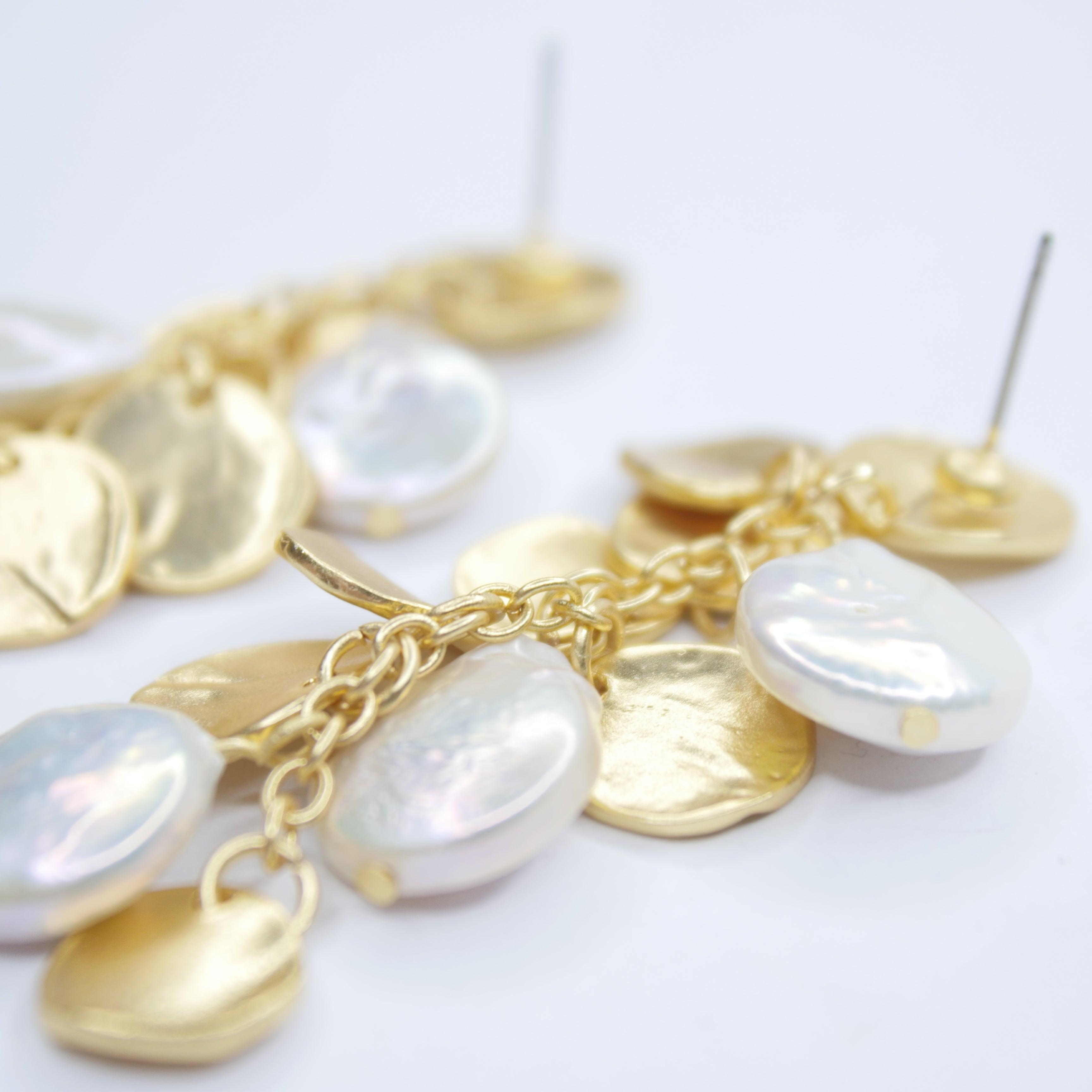 E72509 Boucles d'oreilles lustre pièces et perles plates - Karine Sultan - Créations Uniques