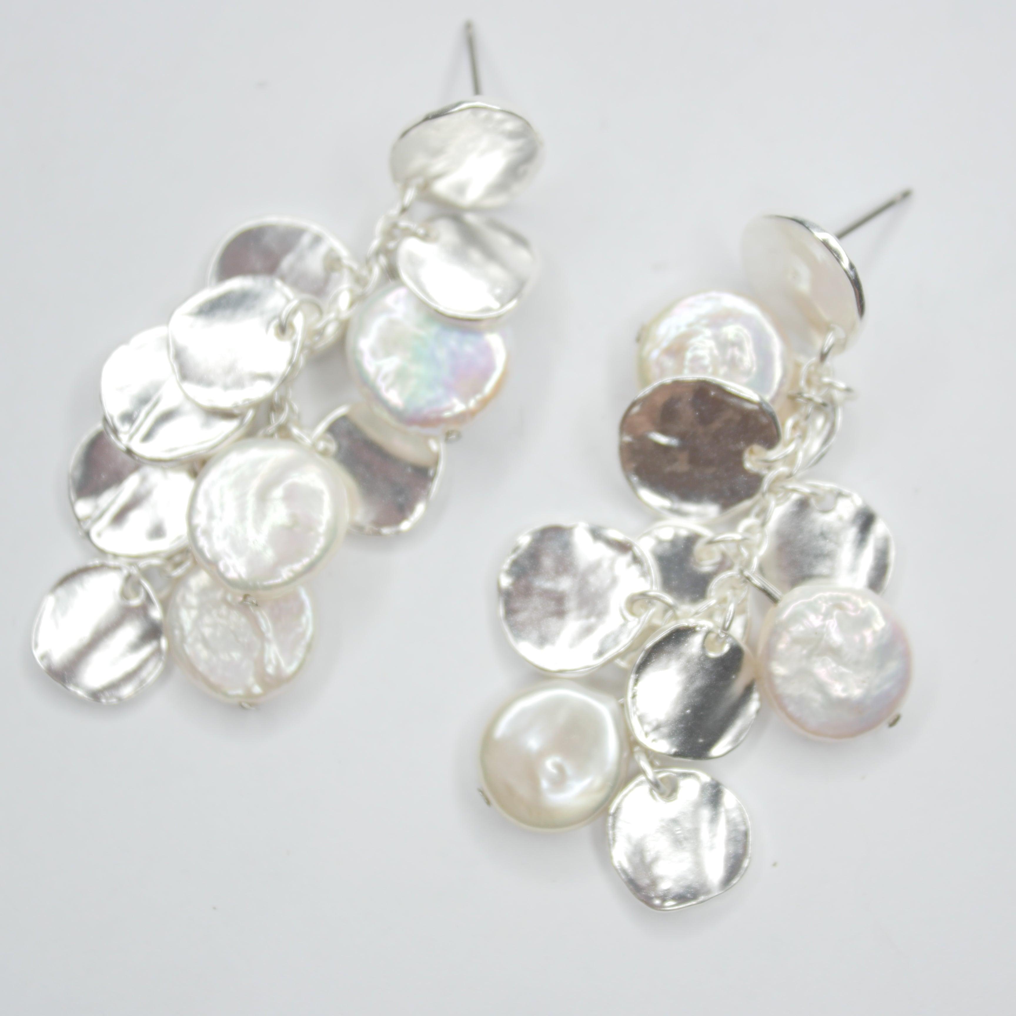 E72509 Boucles d'oreilles lustre pièces et perles plates - Karine Sultan - Créations Uniques