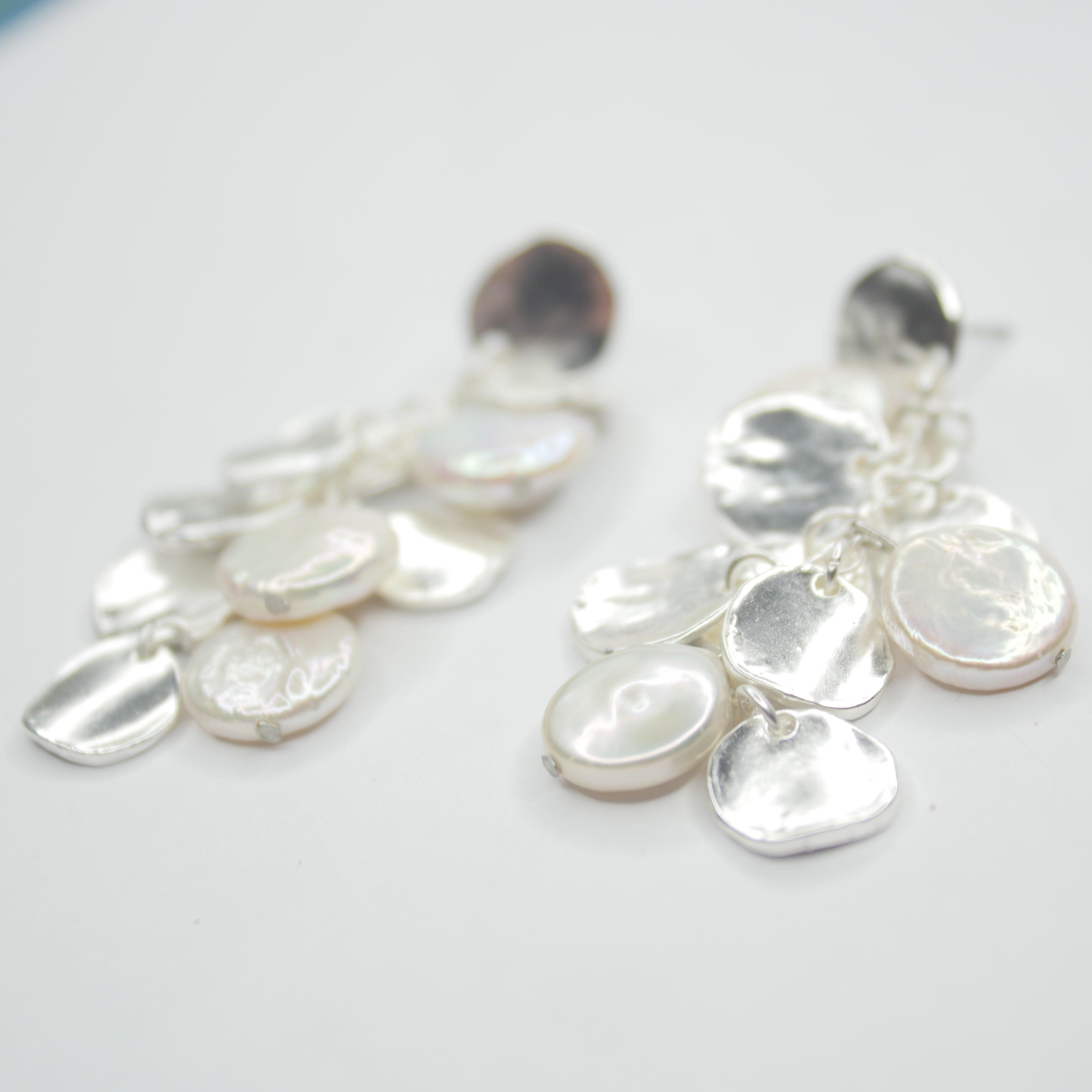 E72509 Boucles d'oreilles lustre pièces et perles plates - Karine Sultan - Créations Uniques