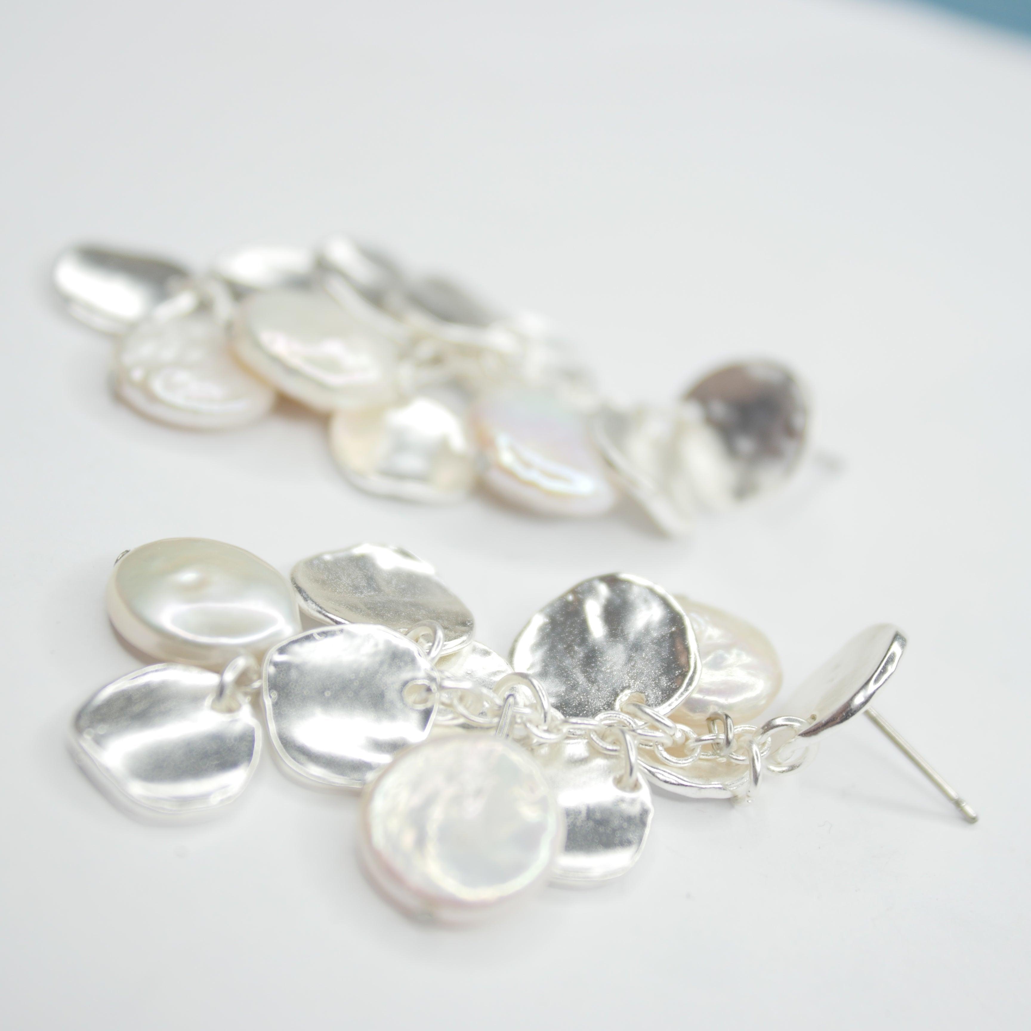 E72509 Boucles d'oreilles lustre pièces et perles plates - Karine Sultan - Créations Uniques