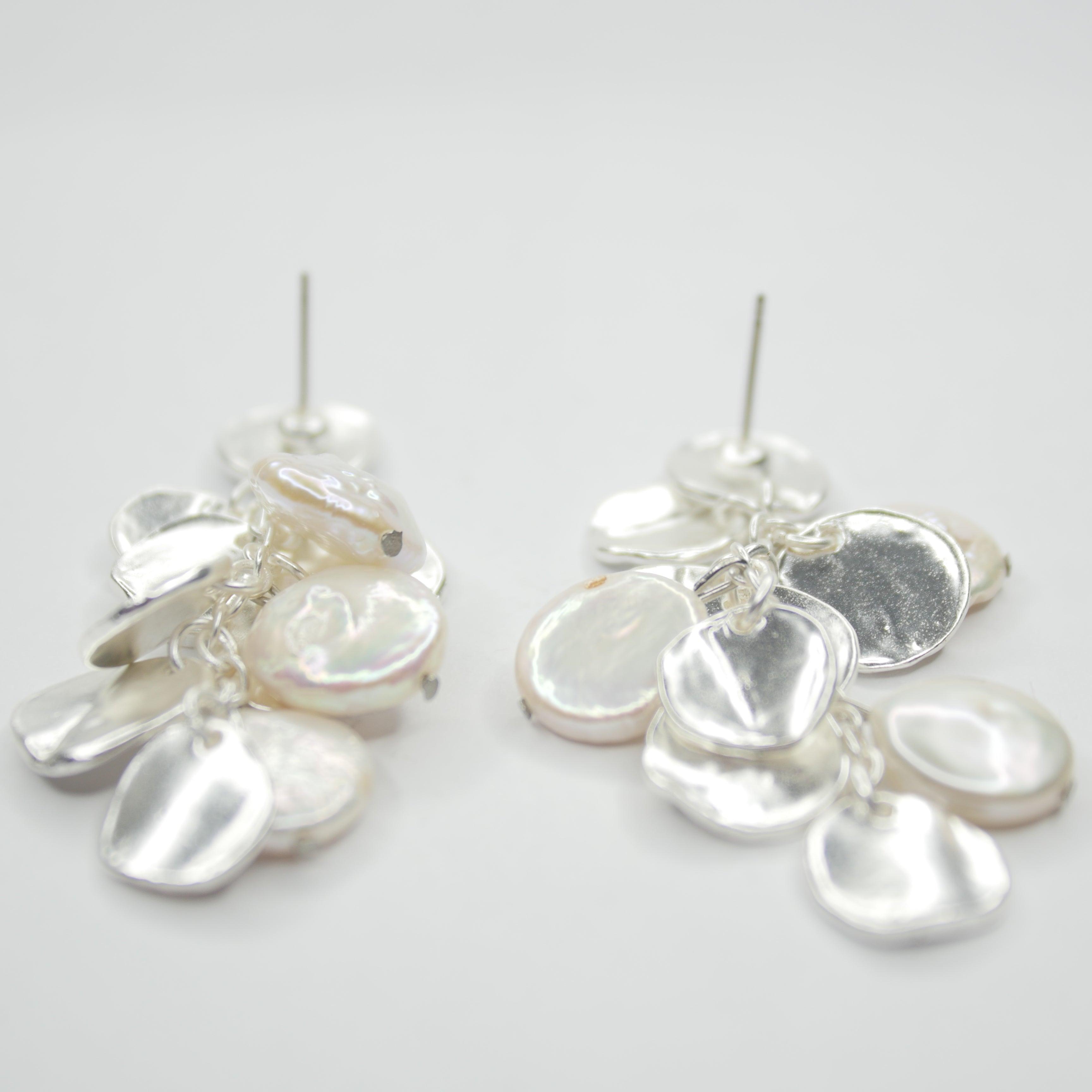 E72509 Boucles d'oreilles lustre pièces et perles plates - Karine Sultan - Créations Uniques