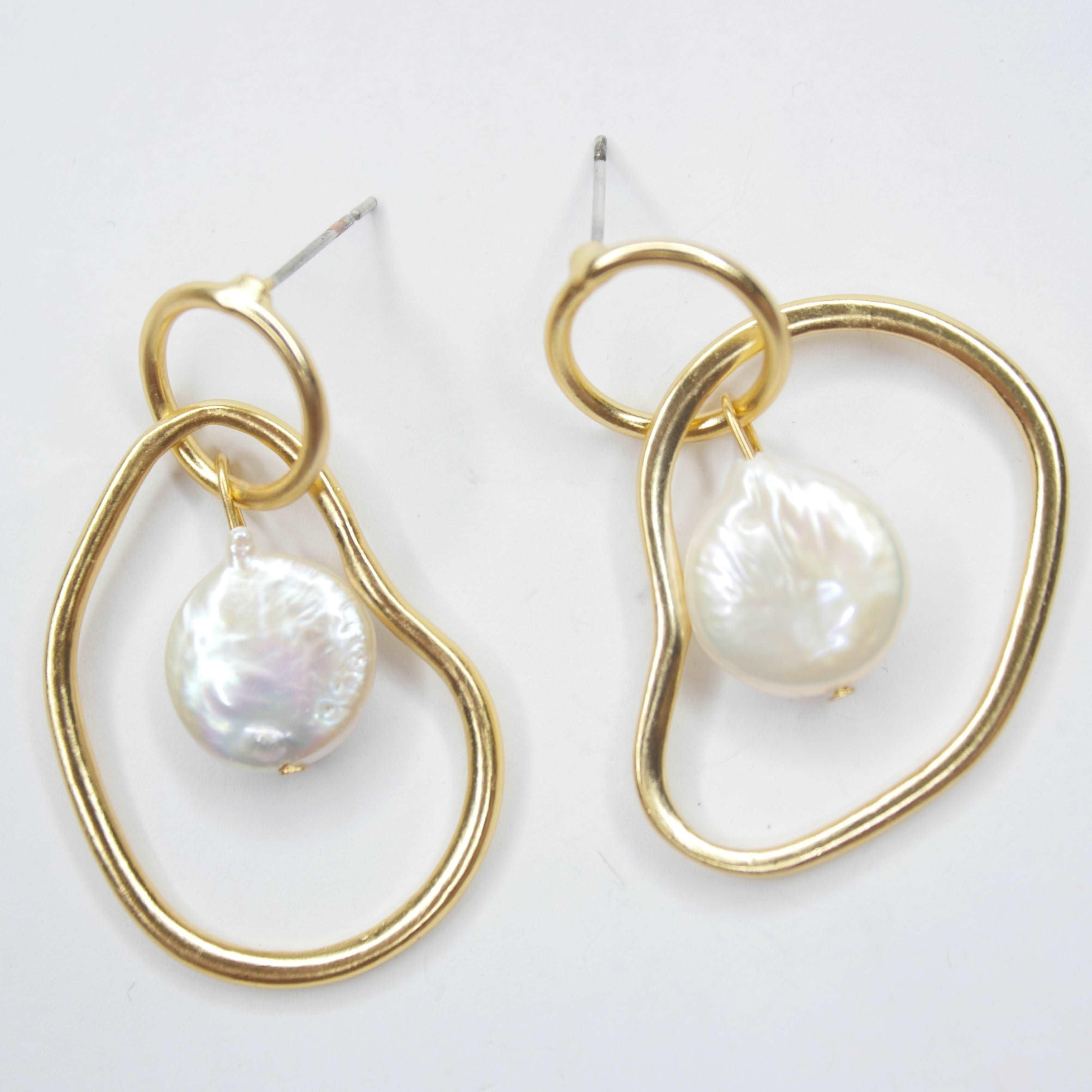 E72512 Boucles d'oreilles pendantes maillons bio et perles plates - Karine Sultan - Créations Uniques