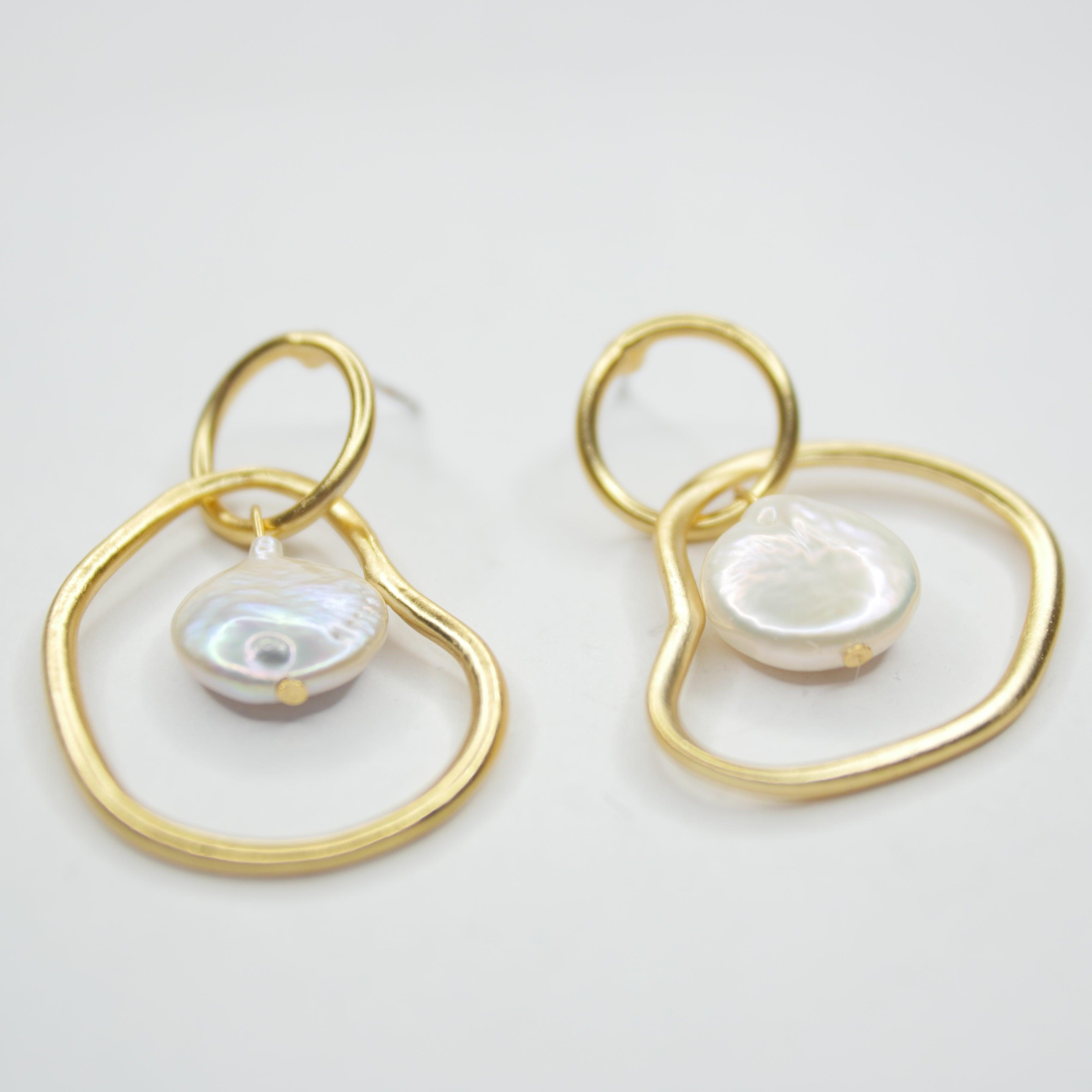 E72512 Boucles d'oreilles pendantes maillons bio et perles plates - Karine Sultan - Créations Uniques