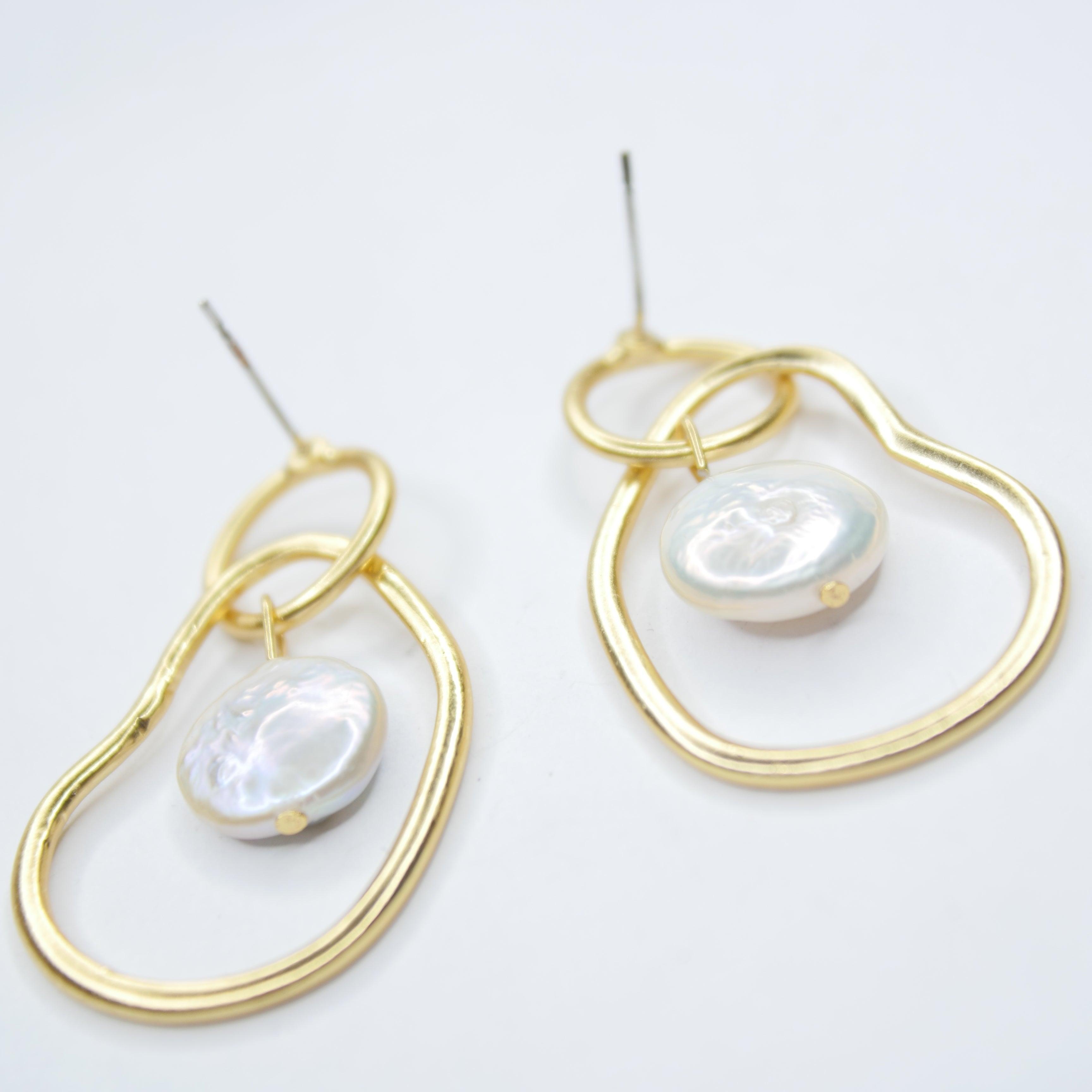 E72512 Boucles d'oreilles pendantes maillons bio et perles plates - Karine Sultan - Créations Uniques