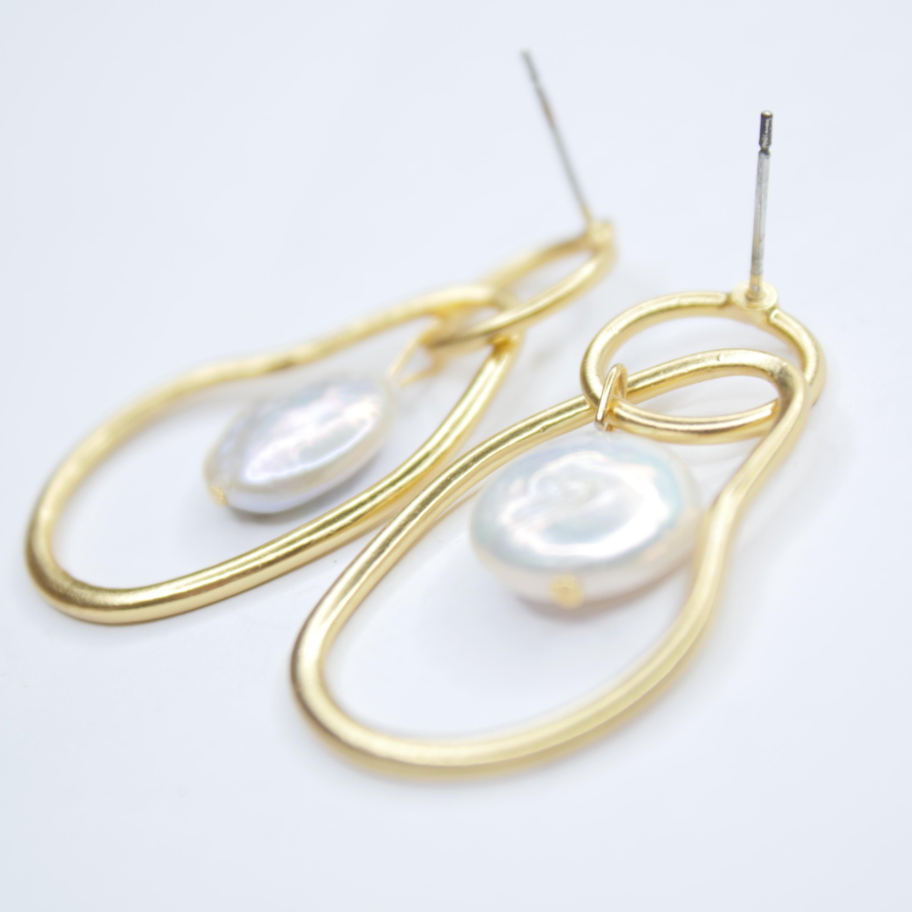 E72512 Boucles d'oreilles pendantes maillons bio et perles plates - Karine Sultan - Créations Uniques