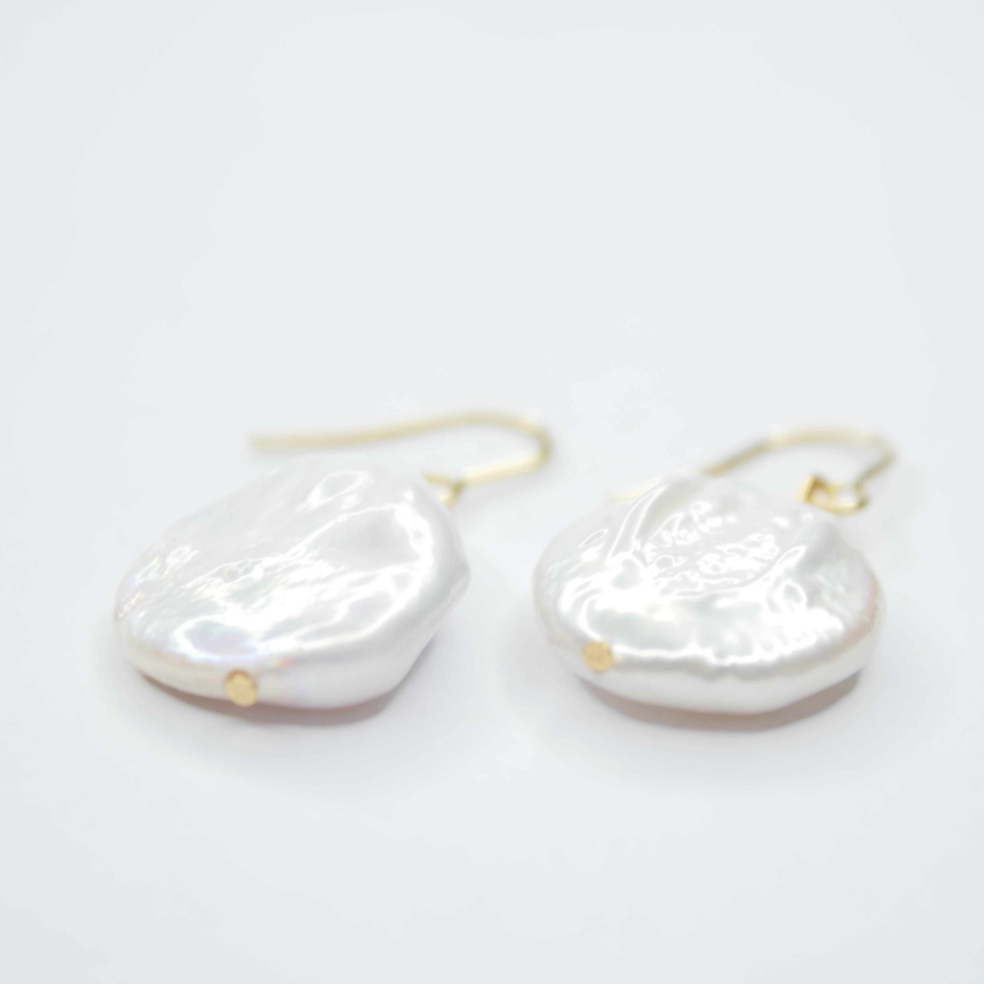 E72516 Boucles d'oreilles pendantes grandes perles plates - Karine Sultan - Créations Uniques