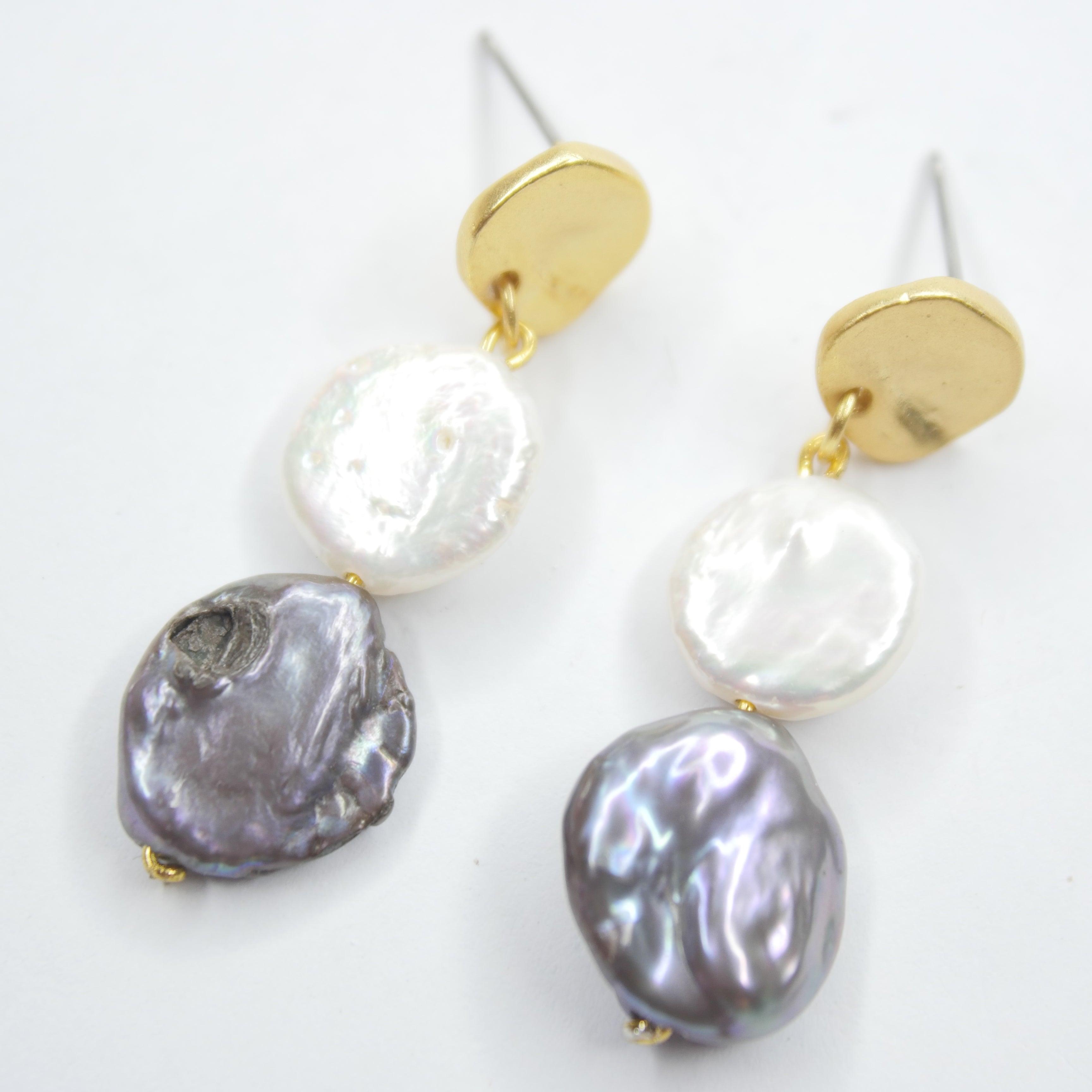 E73519 Boucles d'oreilles puces mini pièces et perles - Karine Sultan - Créations Uniques