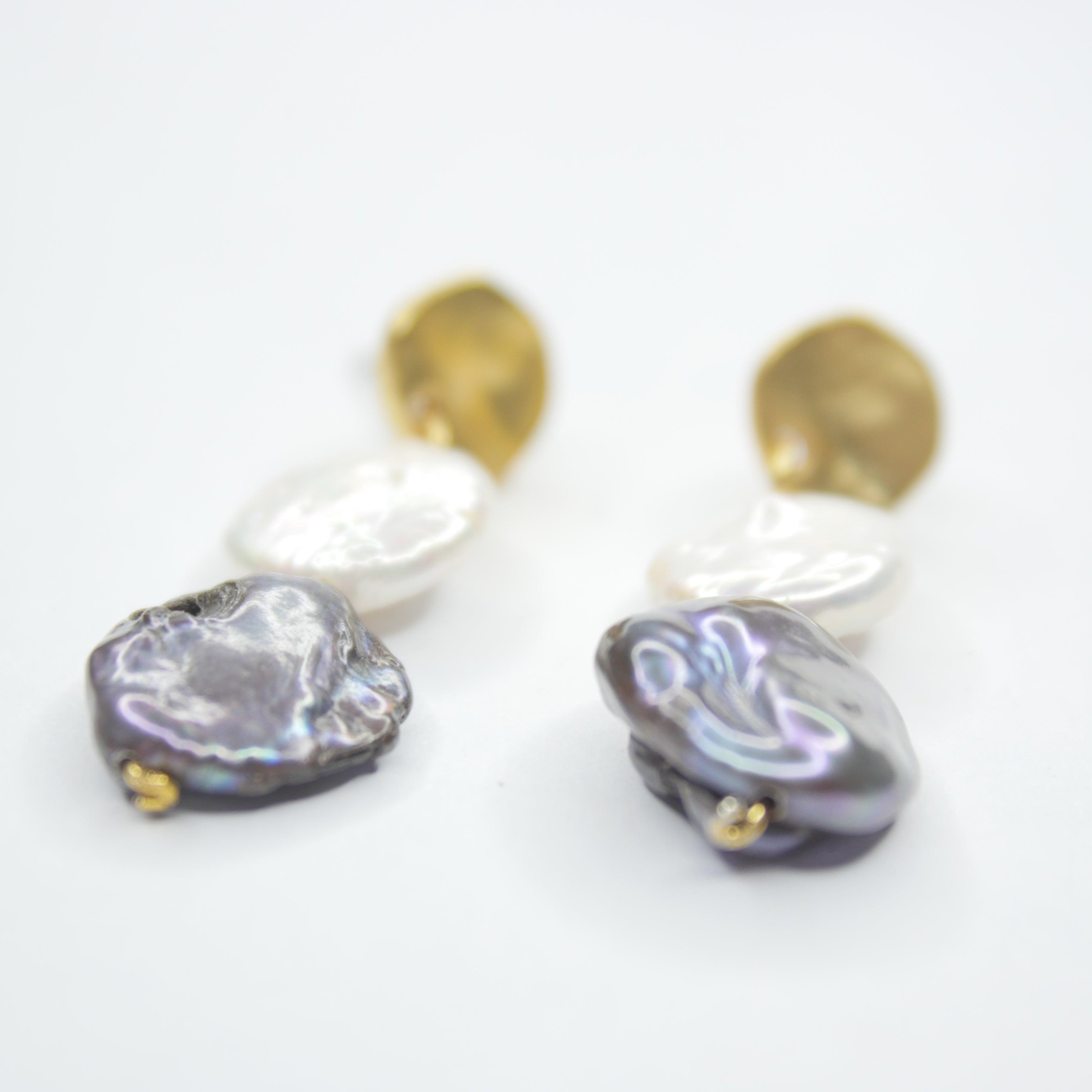 E73519 Boucles d'oreilles puces mini pièces et perles - Karine Sultan - Créations Uniques