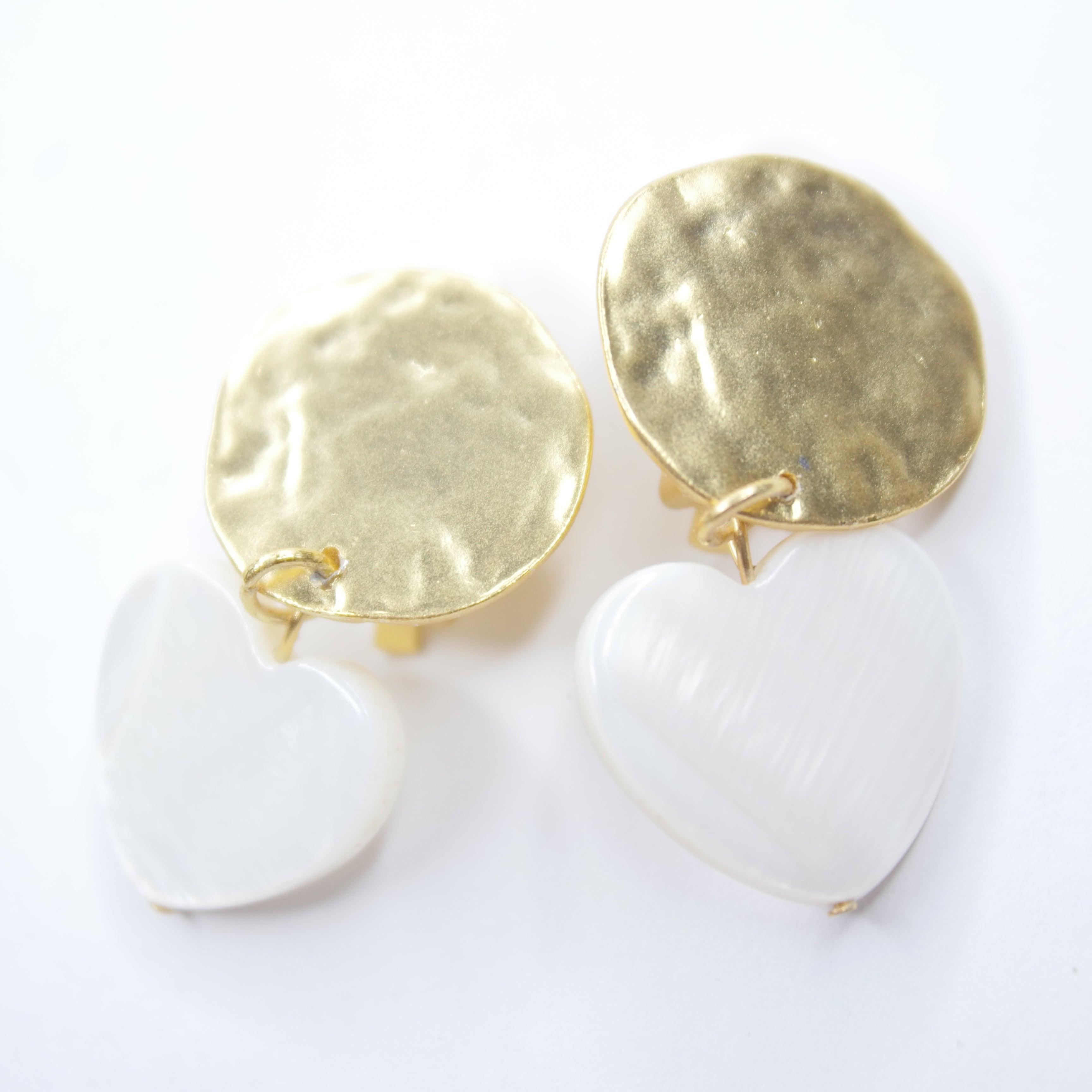 E74507 Boucles d'oreilles clips, cœurs blanc nacré - Karine Sultan - Créations Uniques