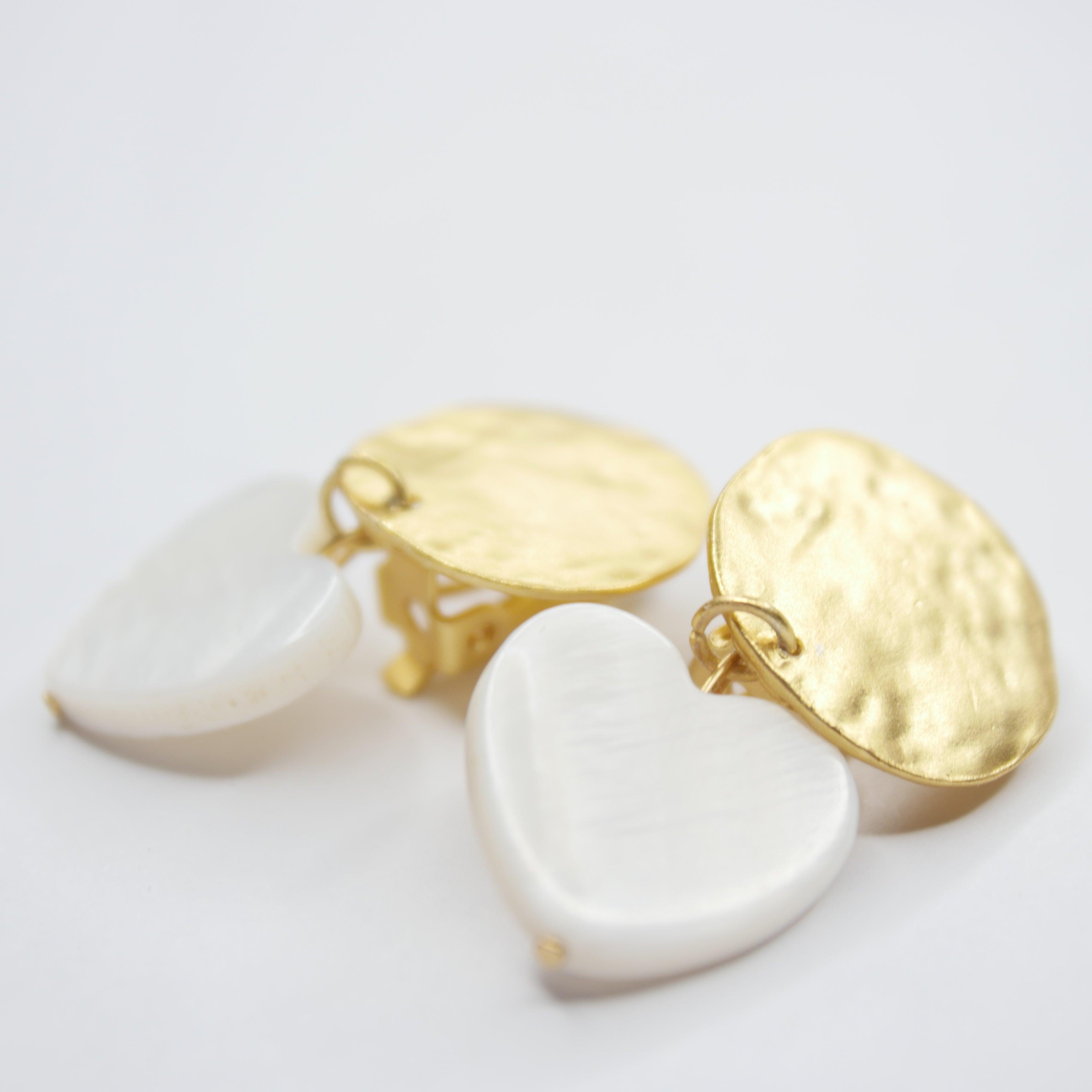 E74507 Boucles d'oreilles clips, cœurs blanc nacré - Karine Sultan - Créations Uniques