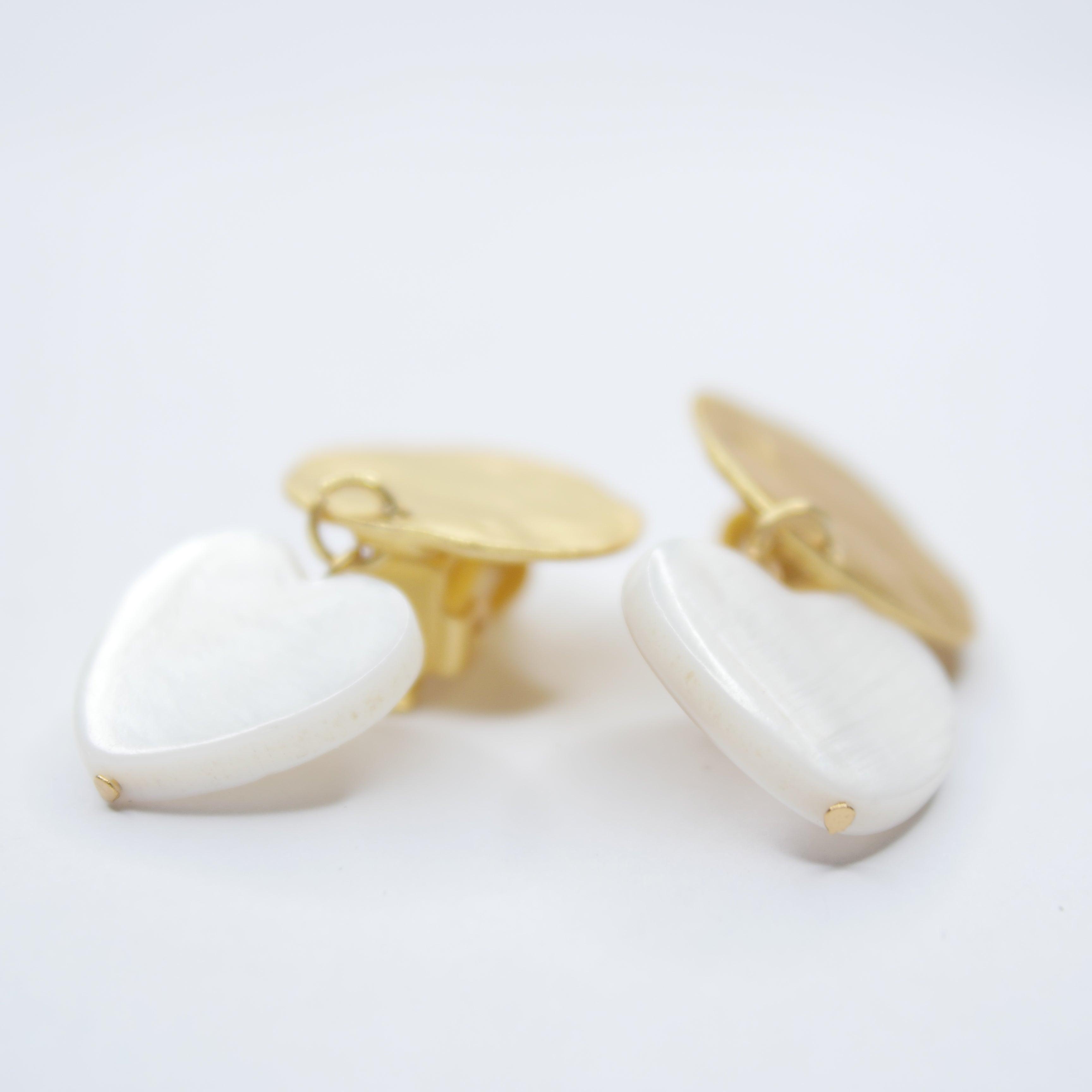 E74507 Boucles d'oreilles clips, cœurs blanc nacré - Karine Sultan - Créations Uniques