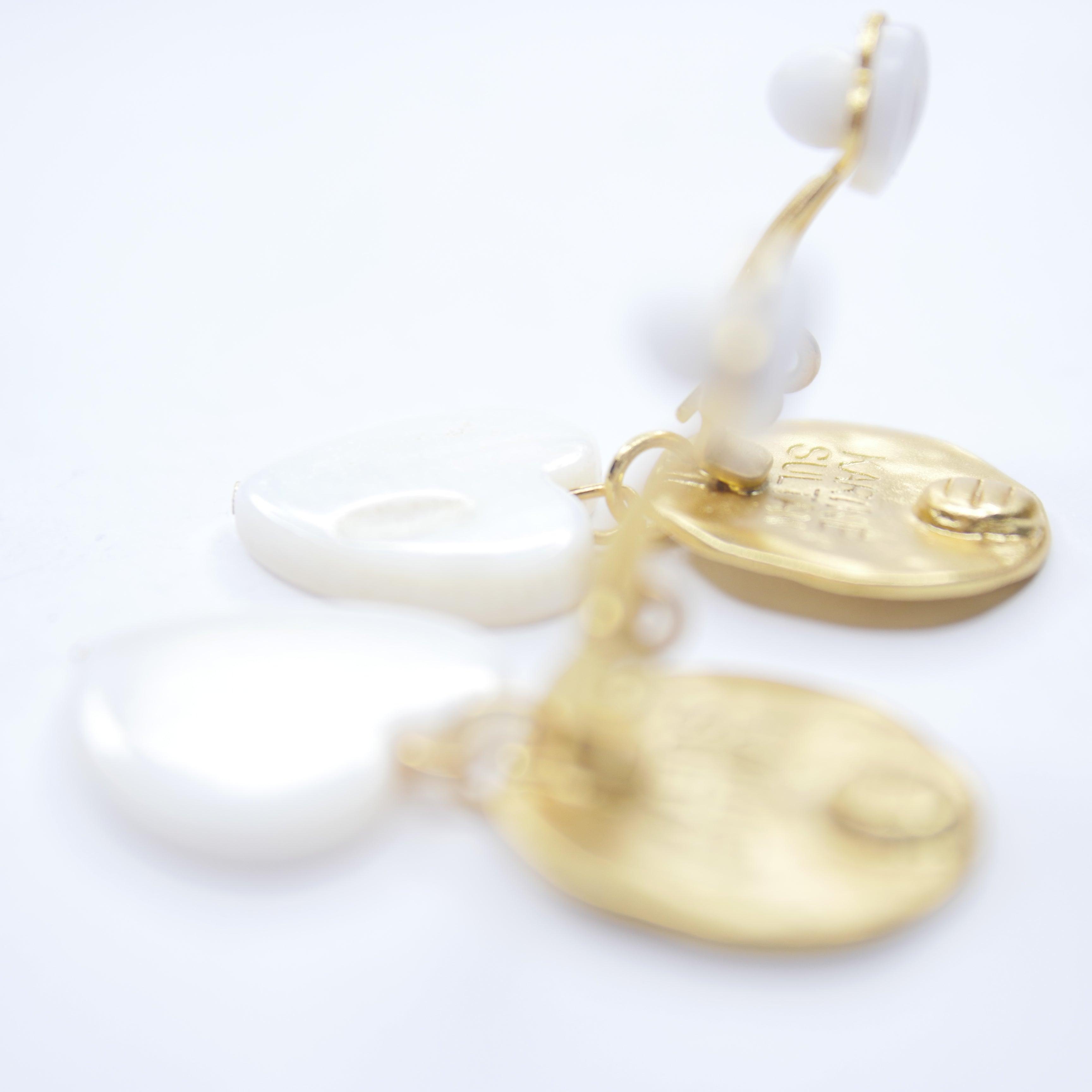 E74507 Boucles d'oreilles clips, cœurs blanc nacré - Karine Sultan - Créations Uniques