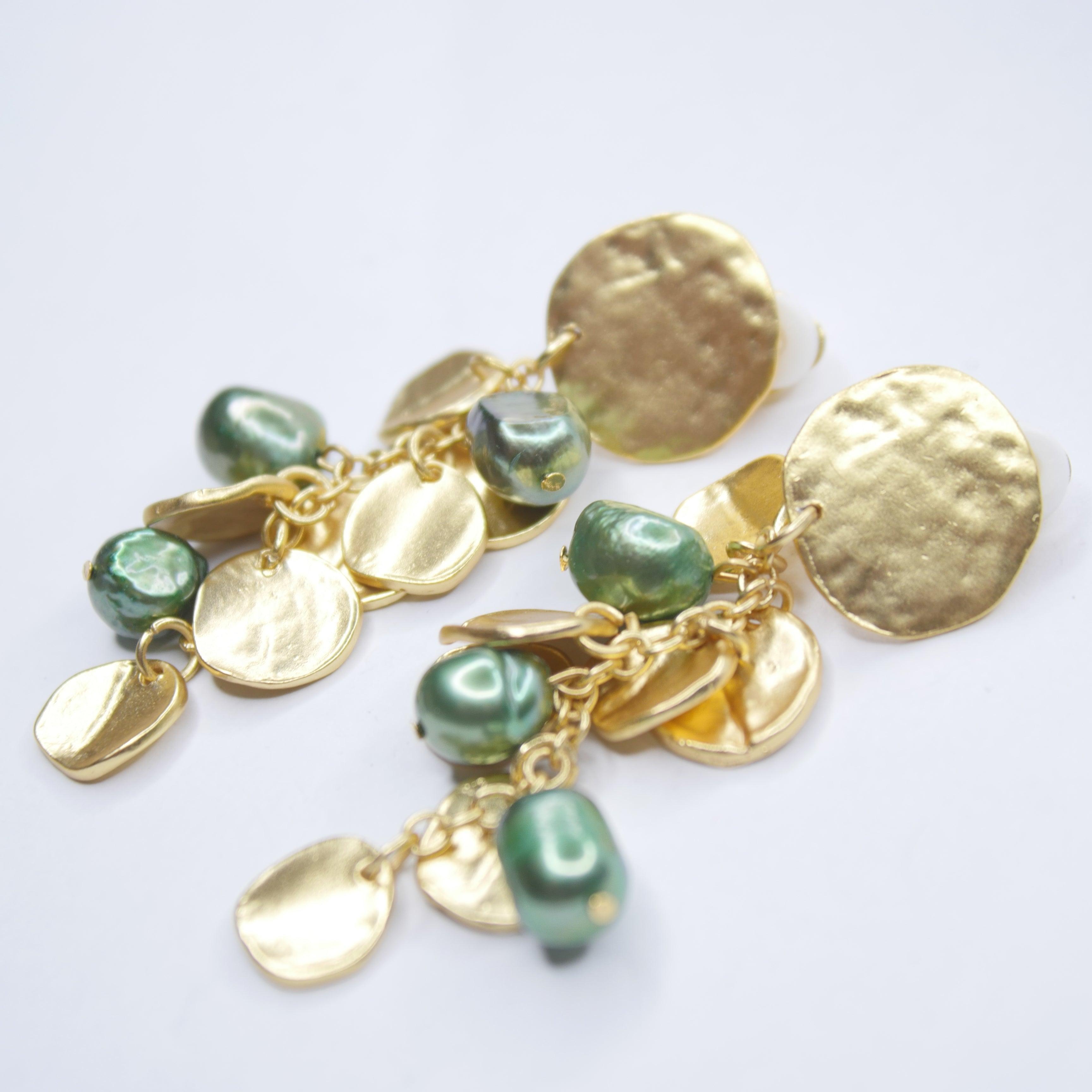E75510 Clips grappes dorées et perles vertes - Karine Sultan - Créations Uniques