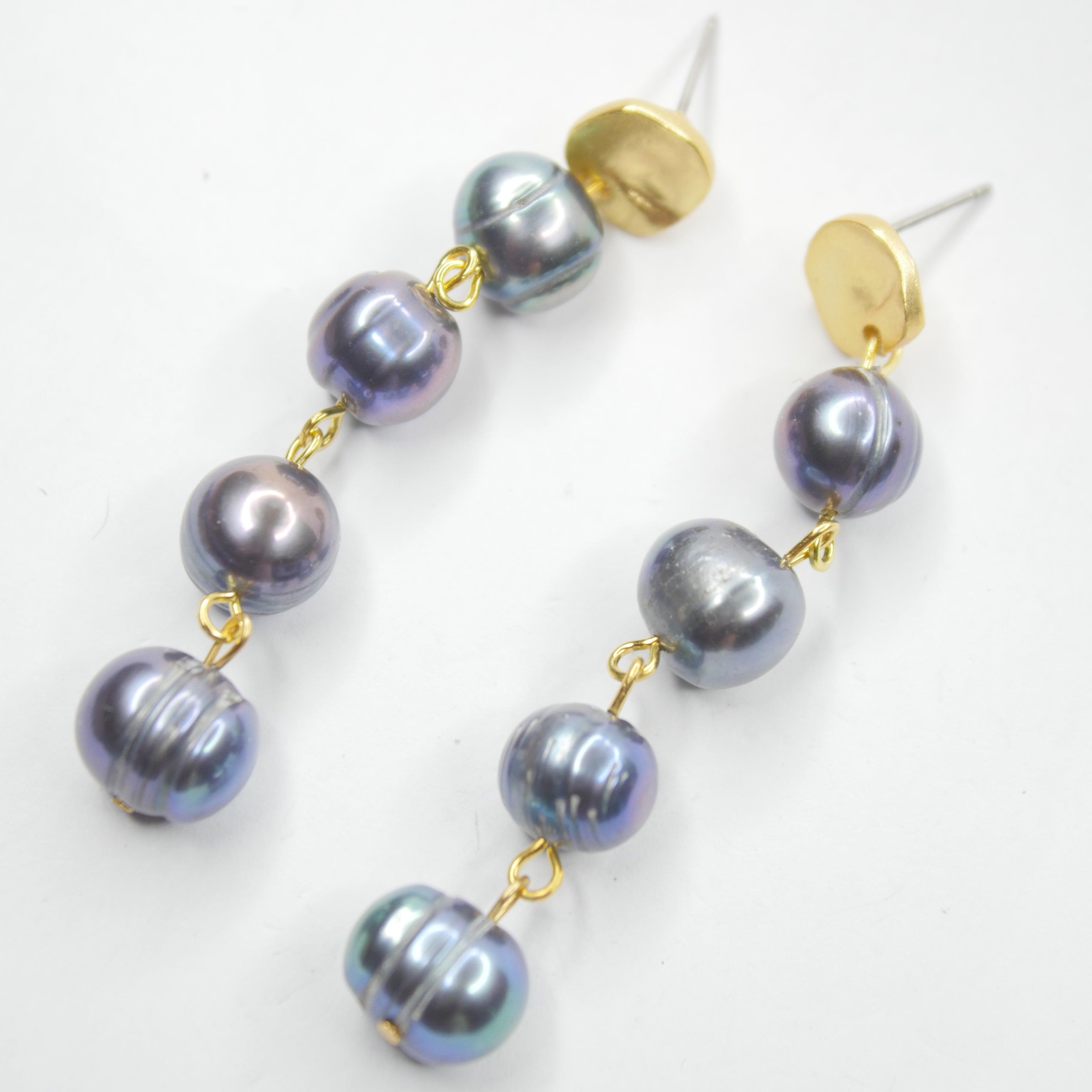 E75511 Boucles d'oreilles pendantes linéaires perles Paon - Karine Sultan - Créations Uniques