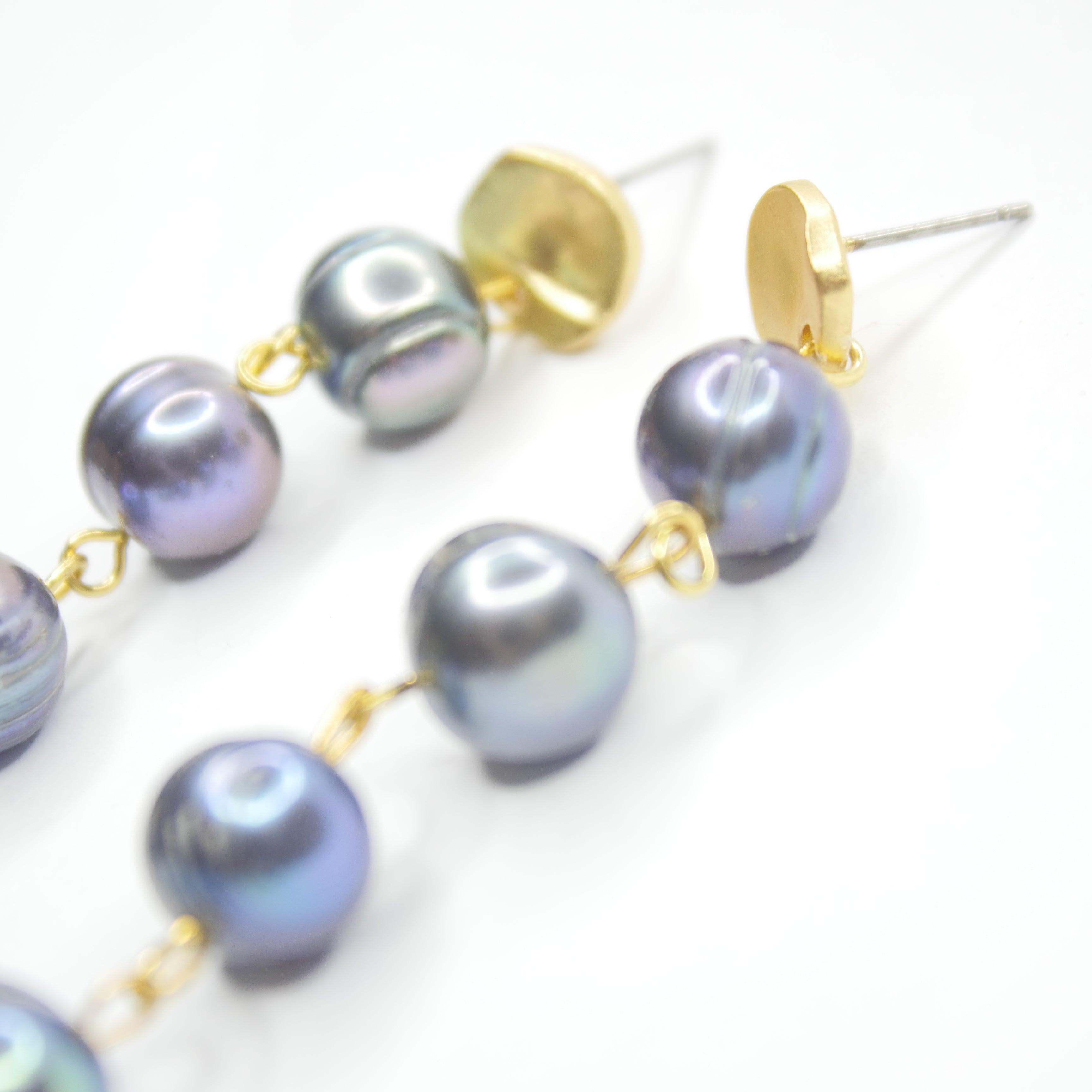 E75511 Boucles d'oreilles pendantes linéaires perles Paon - Karine Sultan - Créations Uniques