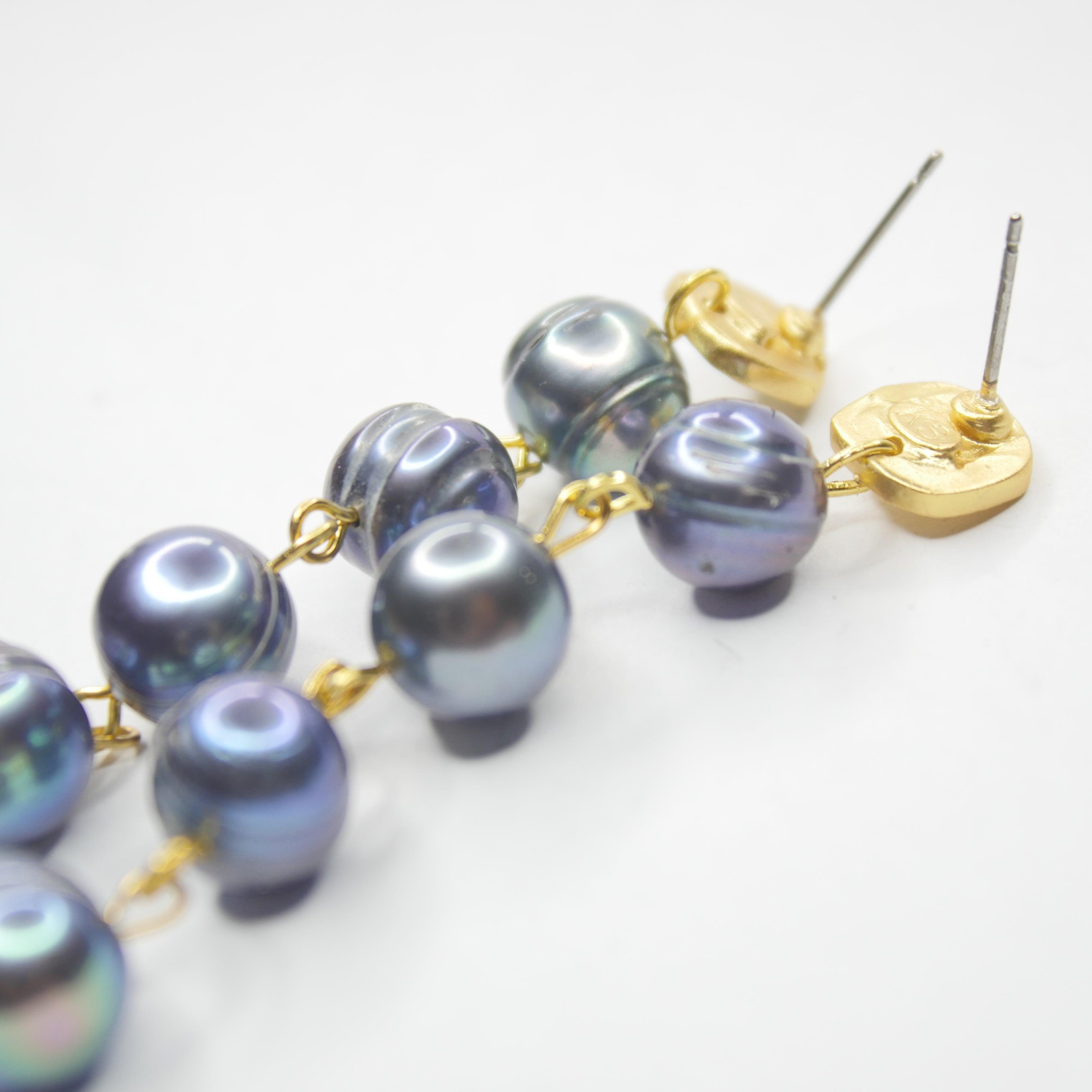 E75511 Boucles d'oreilles pendantes linéaires perles Paon - Karine Sultan - Créations Uniques