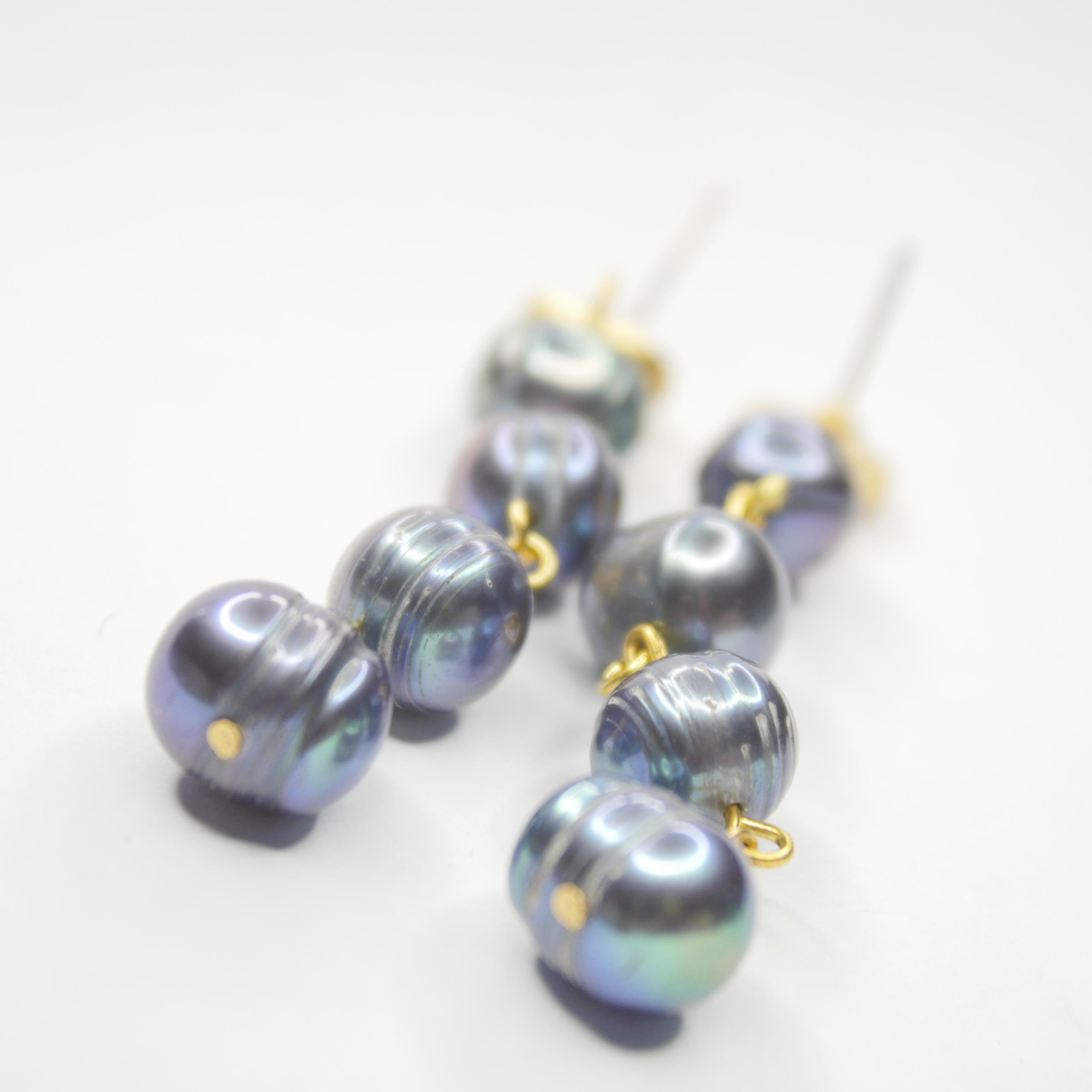 E75511 Boucles d'oreilles pendantes linéaires perles Paon - Karine Sultan - Créations Uniques