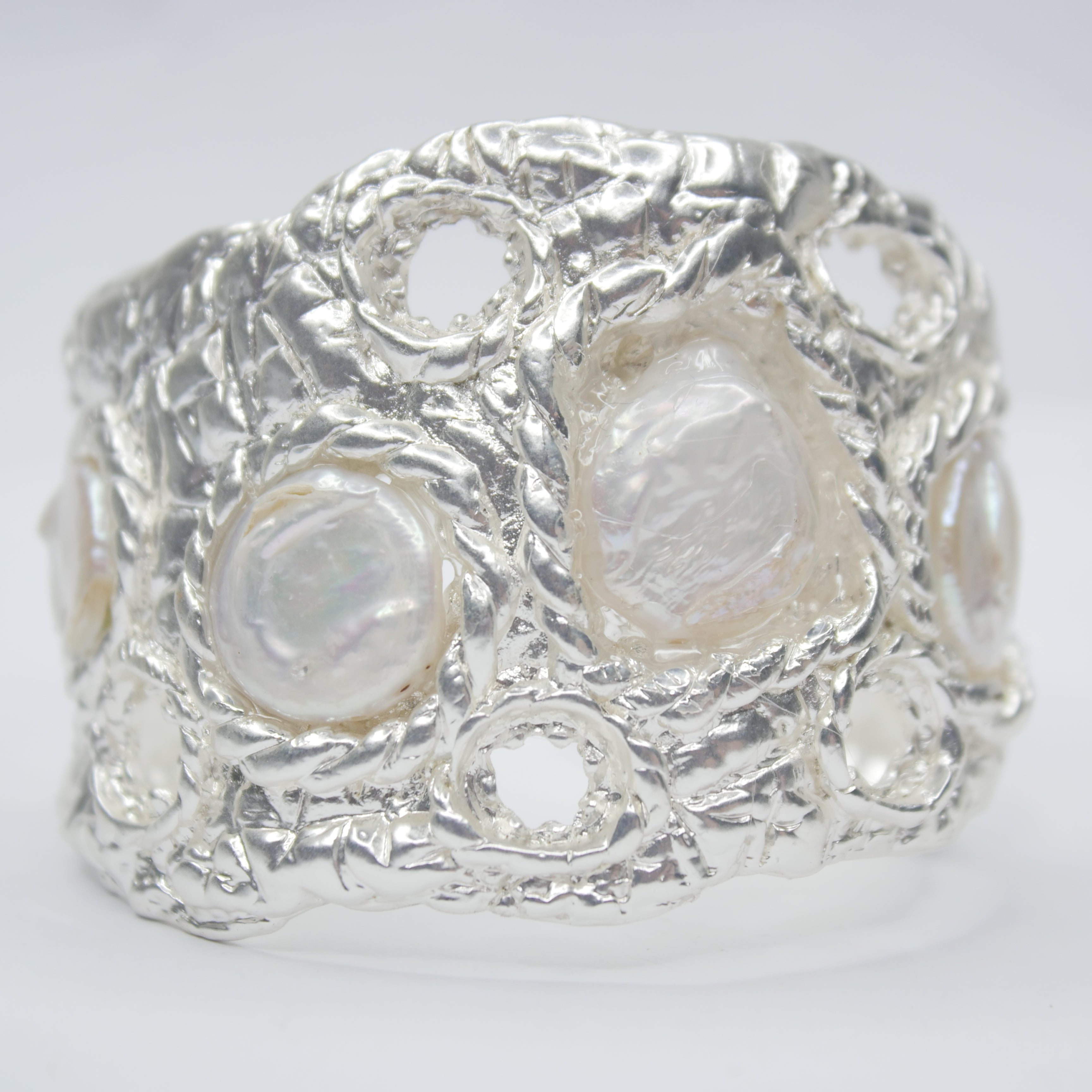 B74620 Bracelet manchette texturée perle - Karine Sultan - Créations Uniques