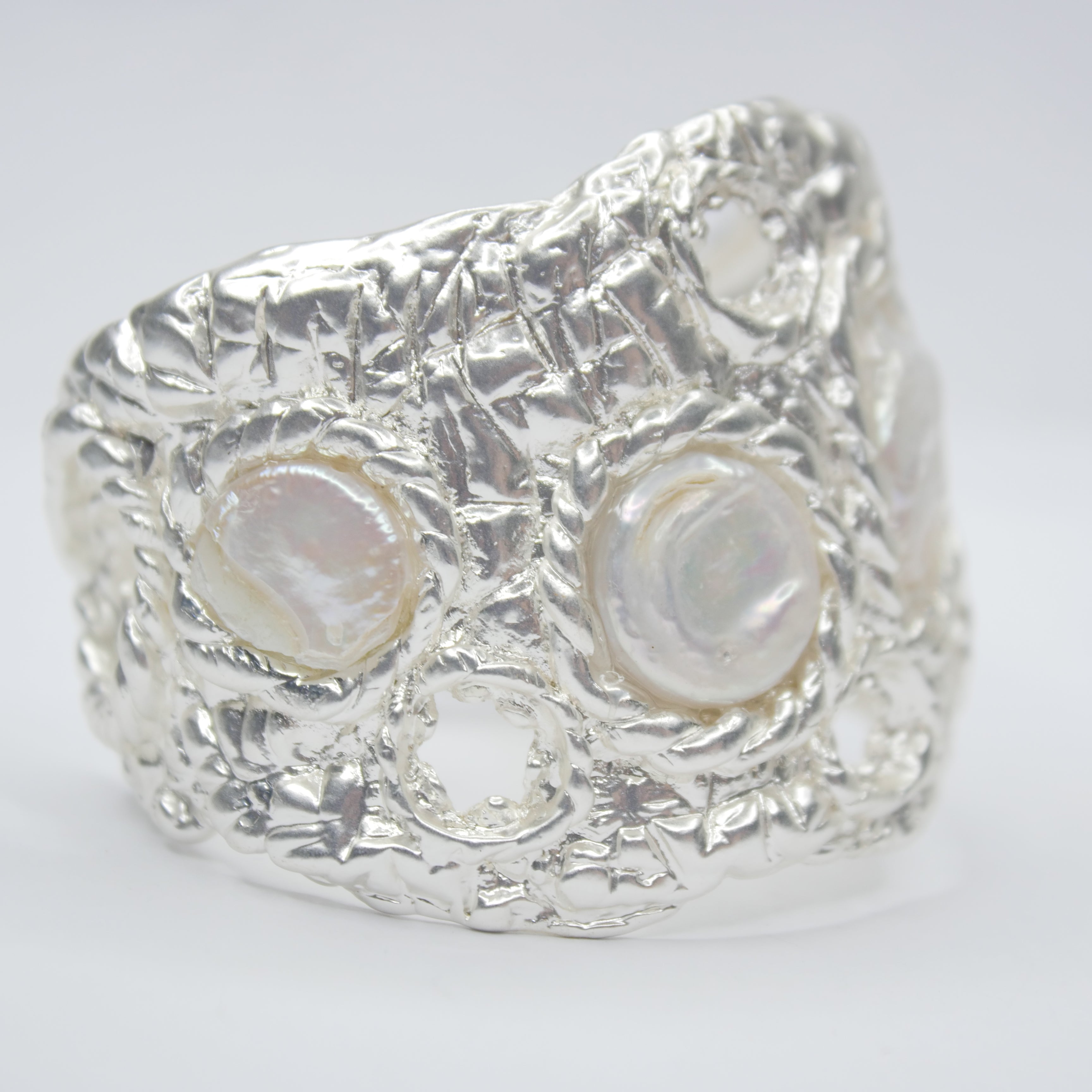 B74620 Bracelet manchette texturée perle - Karine Sultan - Créations Uniques