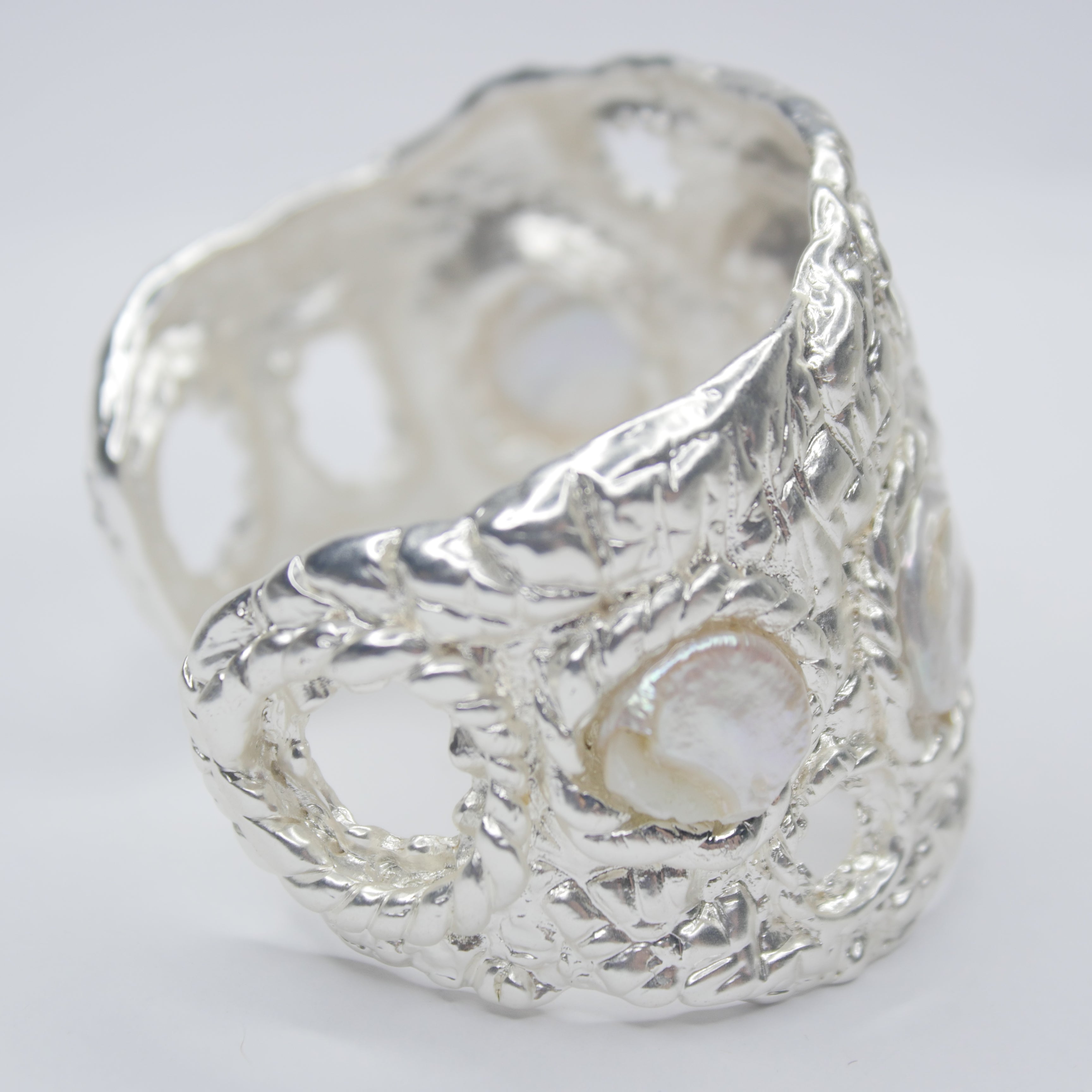 B74620 Bracelet manchette texturée perle - Karine Sultan - Créations Uniques