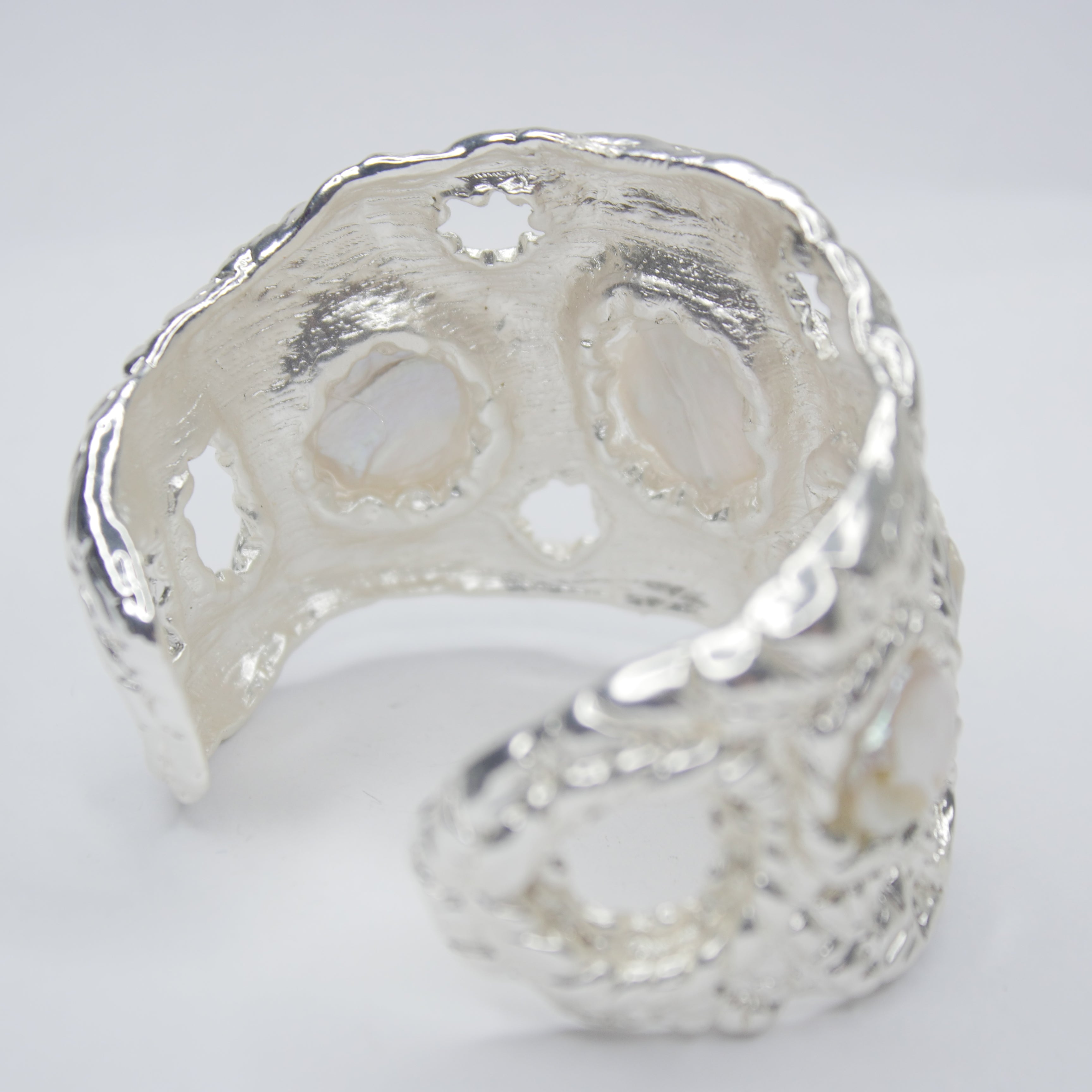 B74620 Bracelet manchette texturée perle - Karine Sultan - Créations Uniques