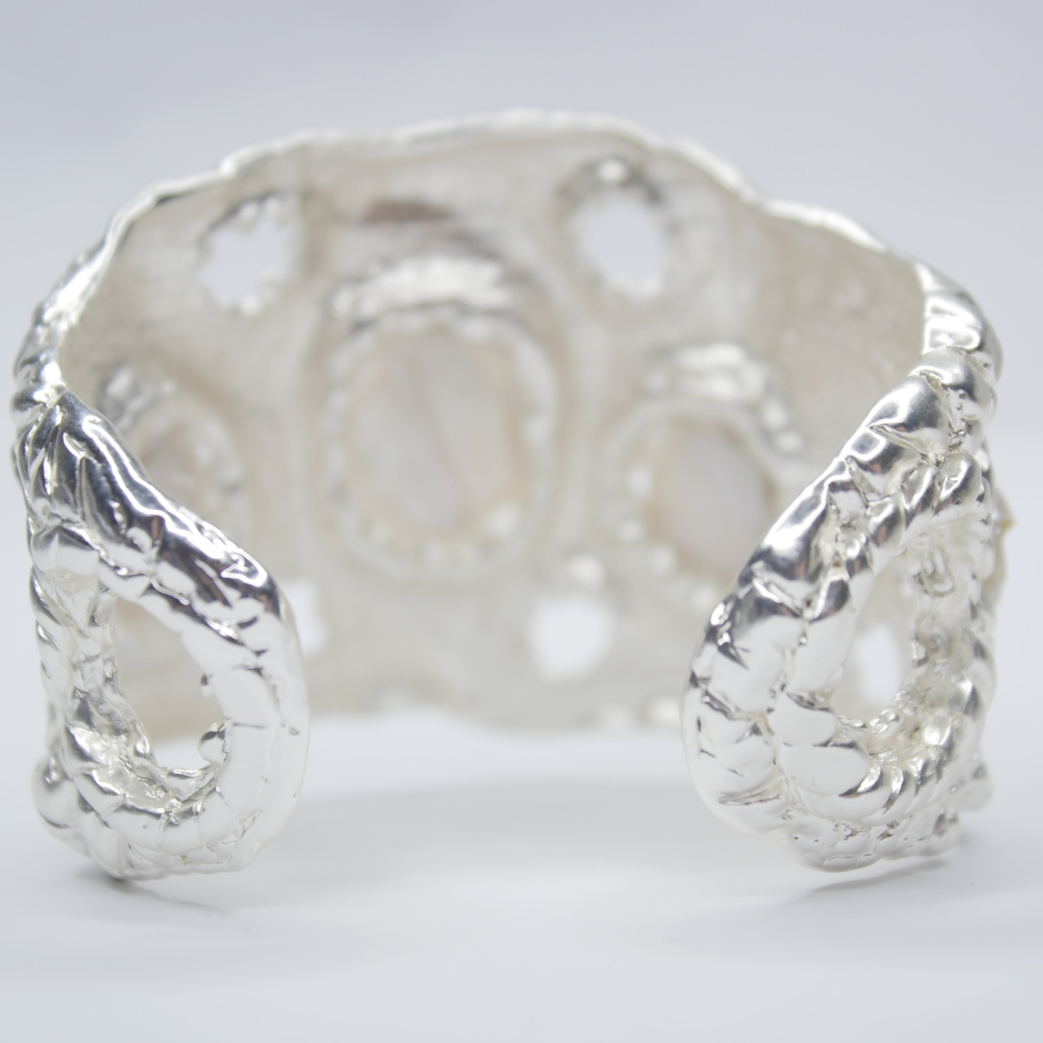 B74620 Bracelet manchette texturée perle - Karine Sultan - Créations Uniques