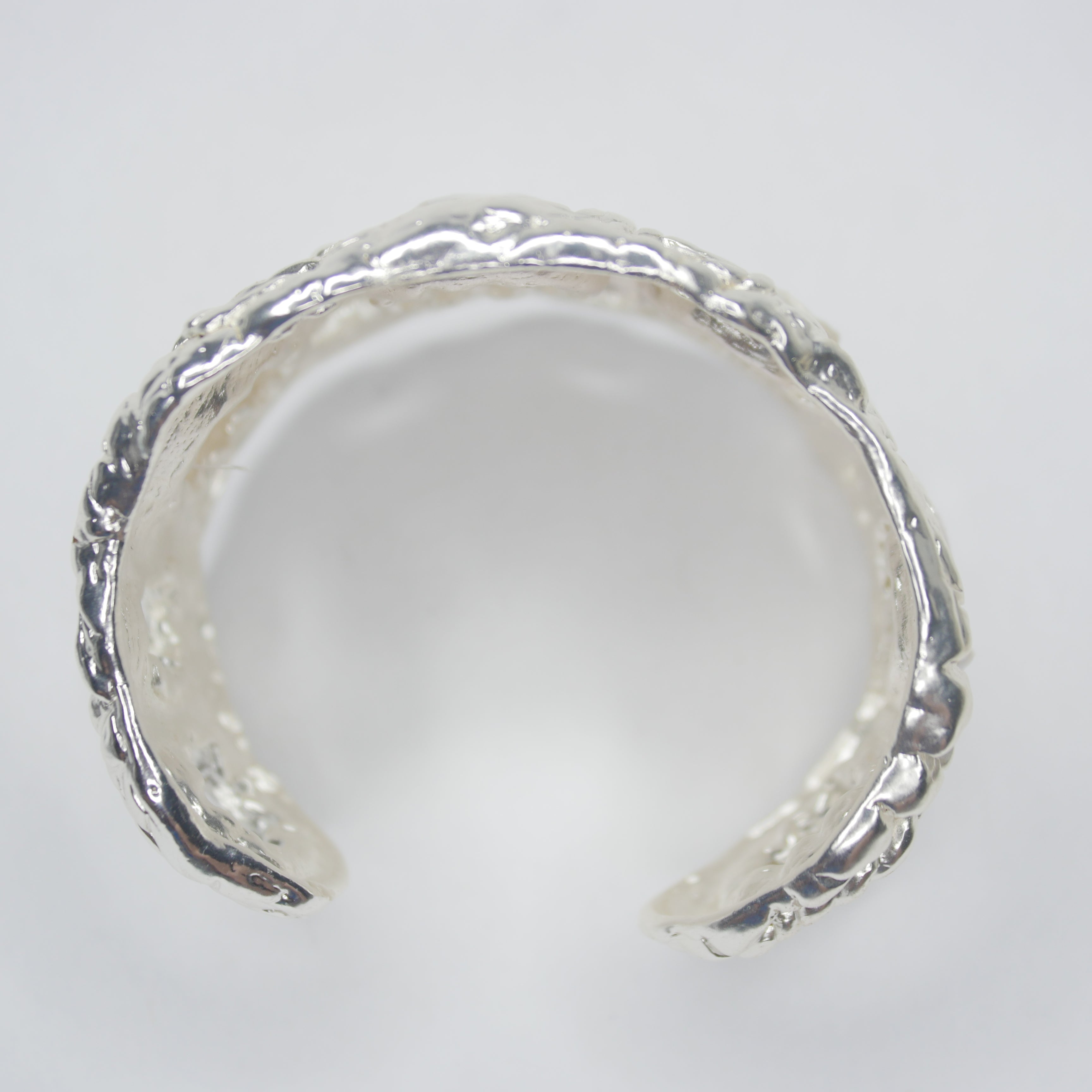 B74620 Bracelet manchette texturée perle - Karine Sultan - Créations Uniques