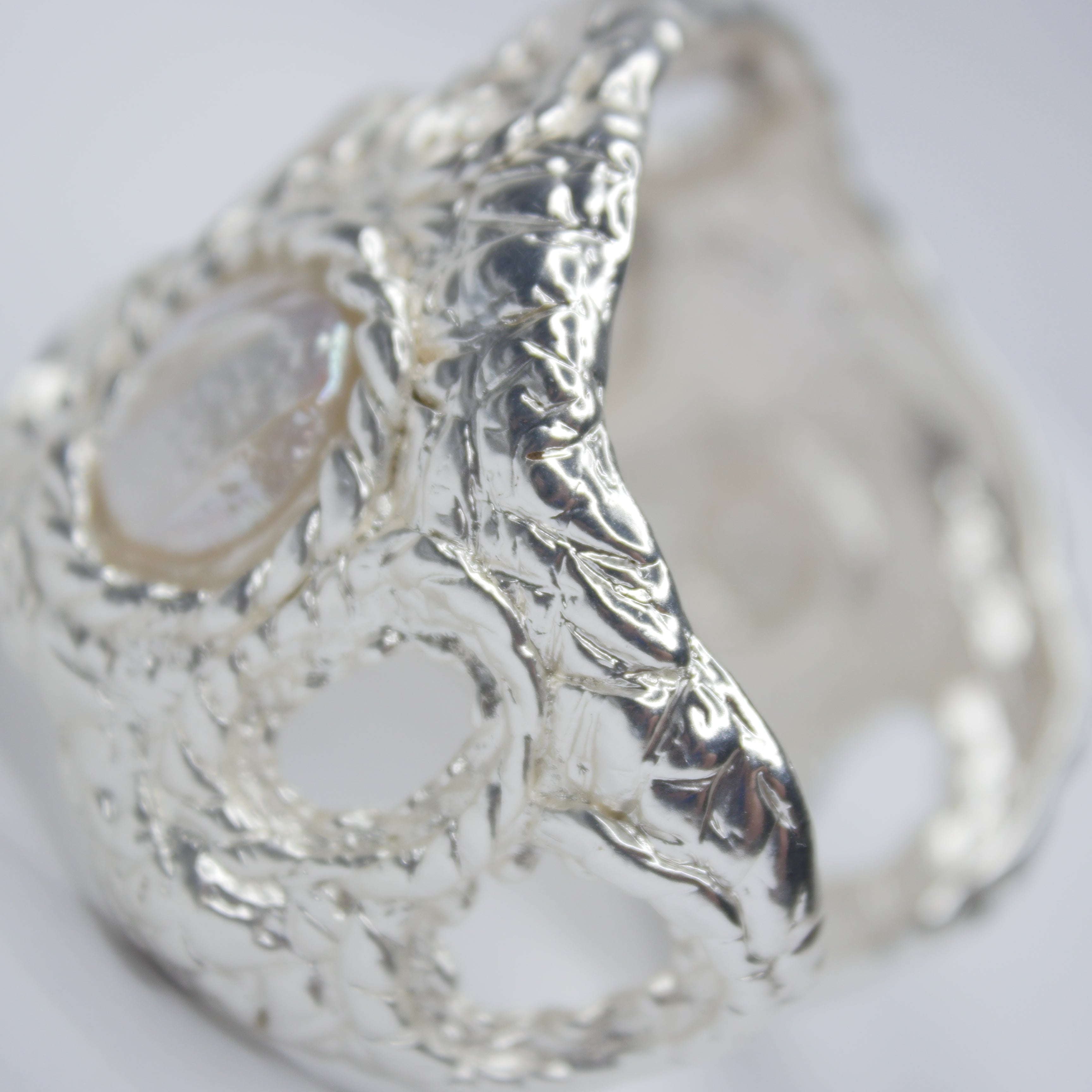 B74620 Bracelet manchette texturée perle - Karine Sultan - Créations Uniques