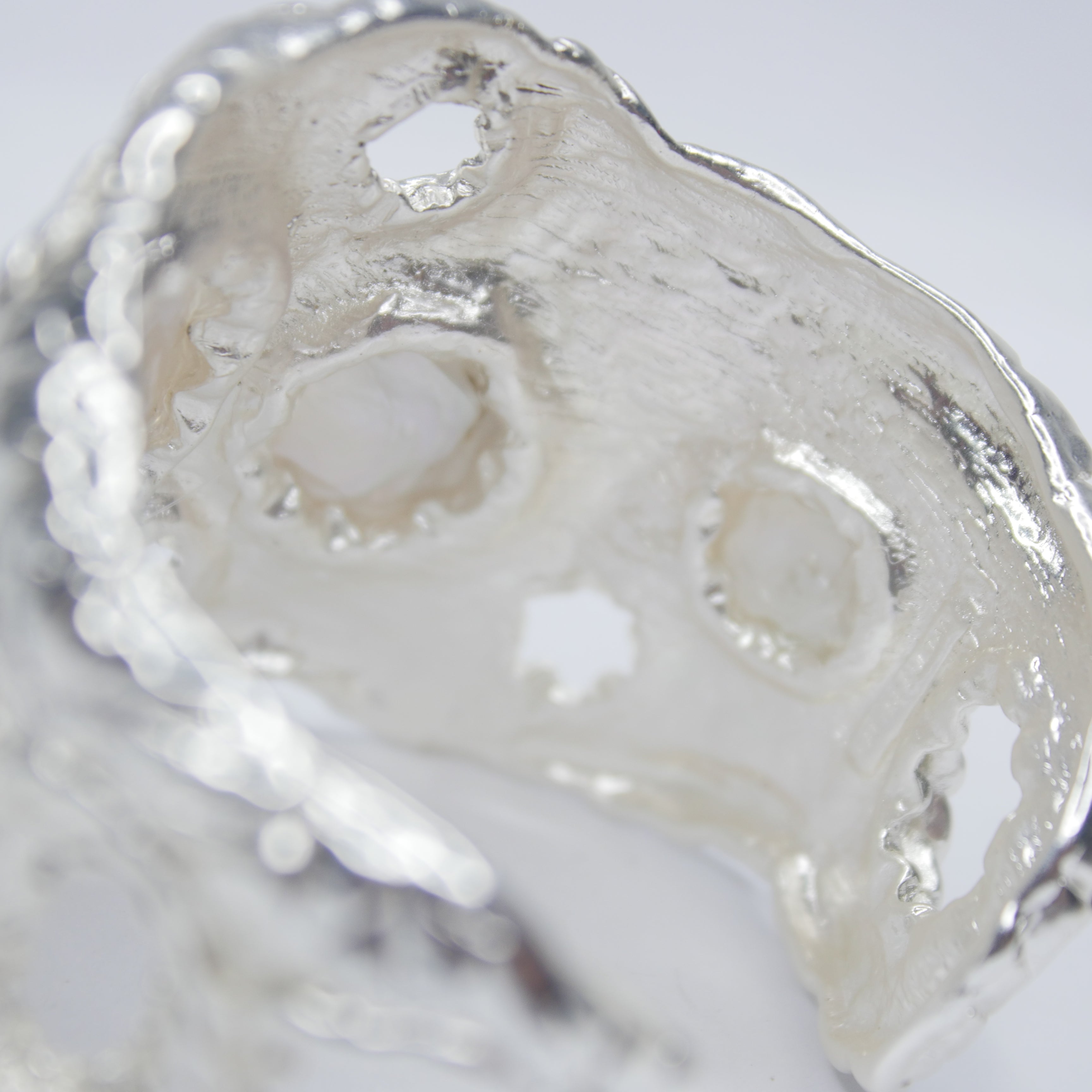 B74620 Bracelet manchette texturée perle - Karine Sultan - Créations Uniques