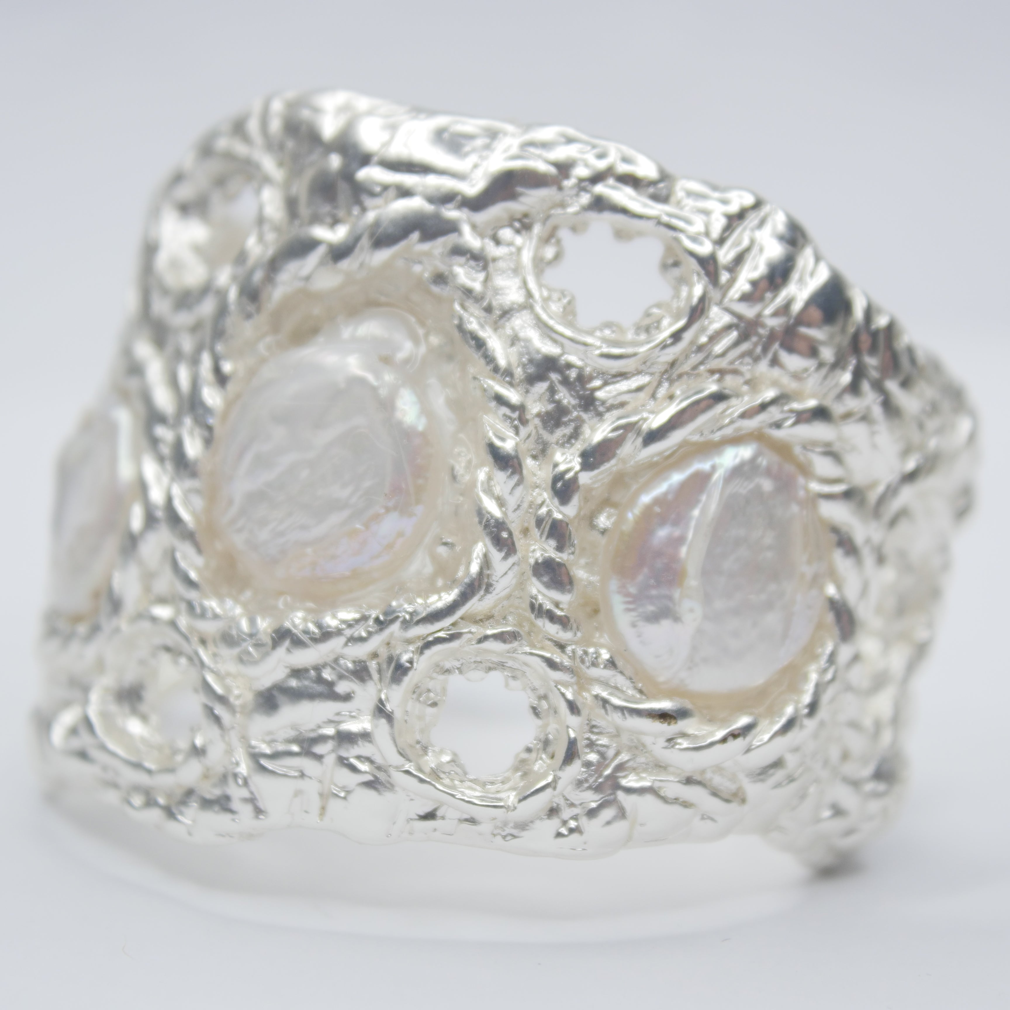 B74620 Bracelet manchette texturée perle - Karine Sultan - Créations Uniques