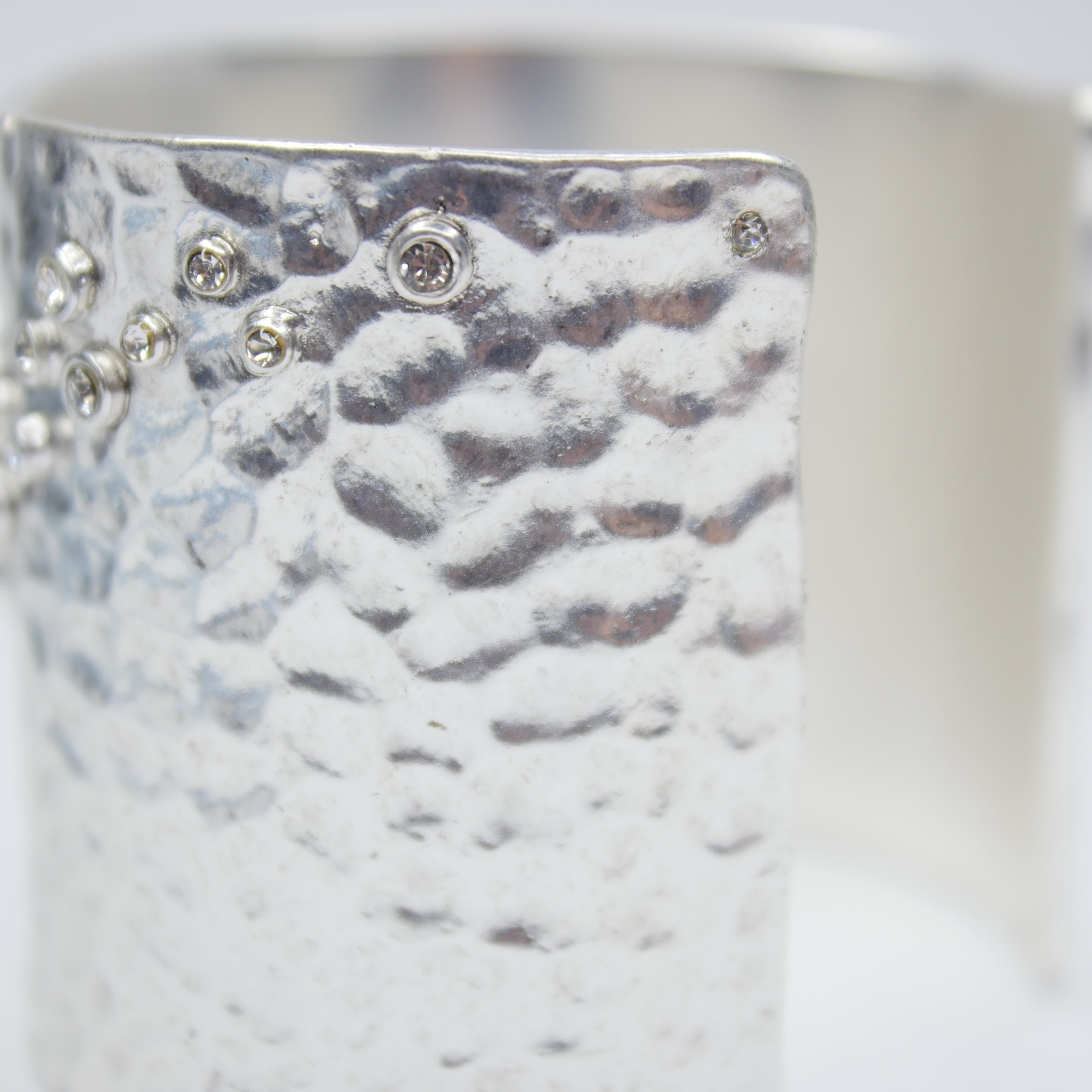 B50596 Bracelet manchette chatoyant - Karine Sultan - Créations Uniques