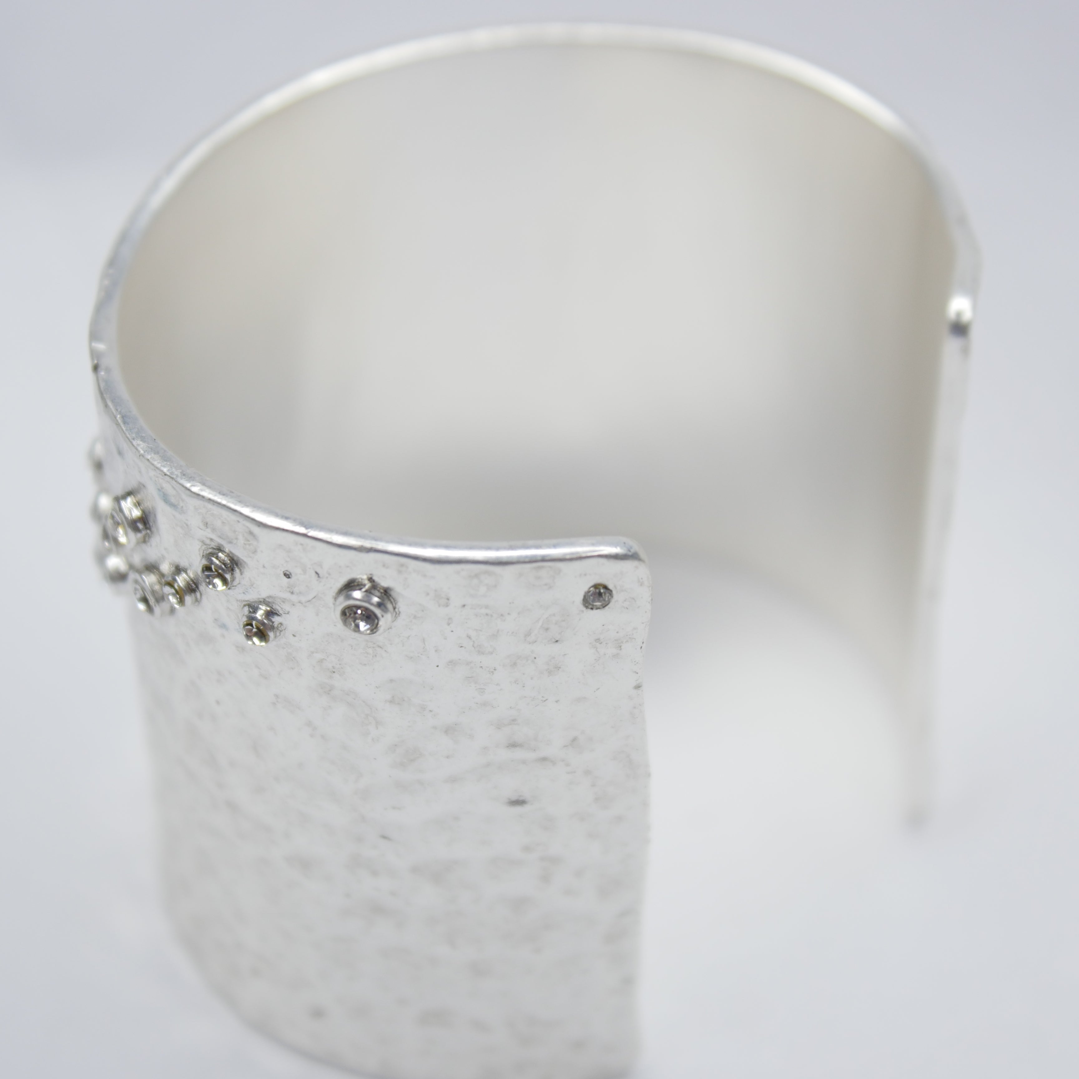 B50596 Bracelet manchette chatoyant - Karine Sultan - Créations Uniques