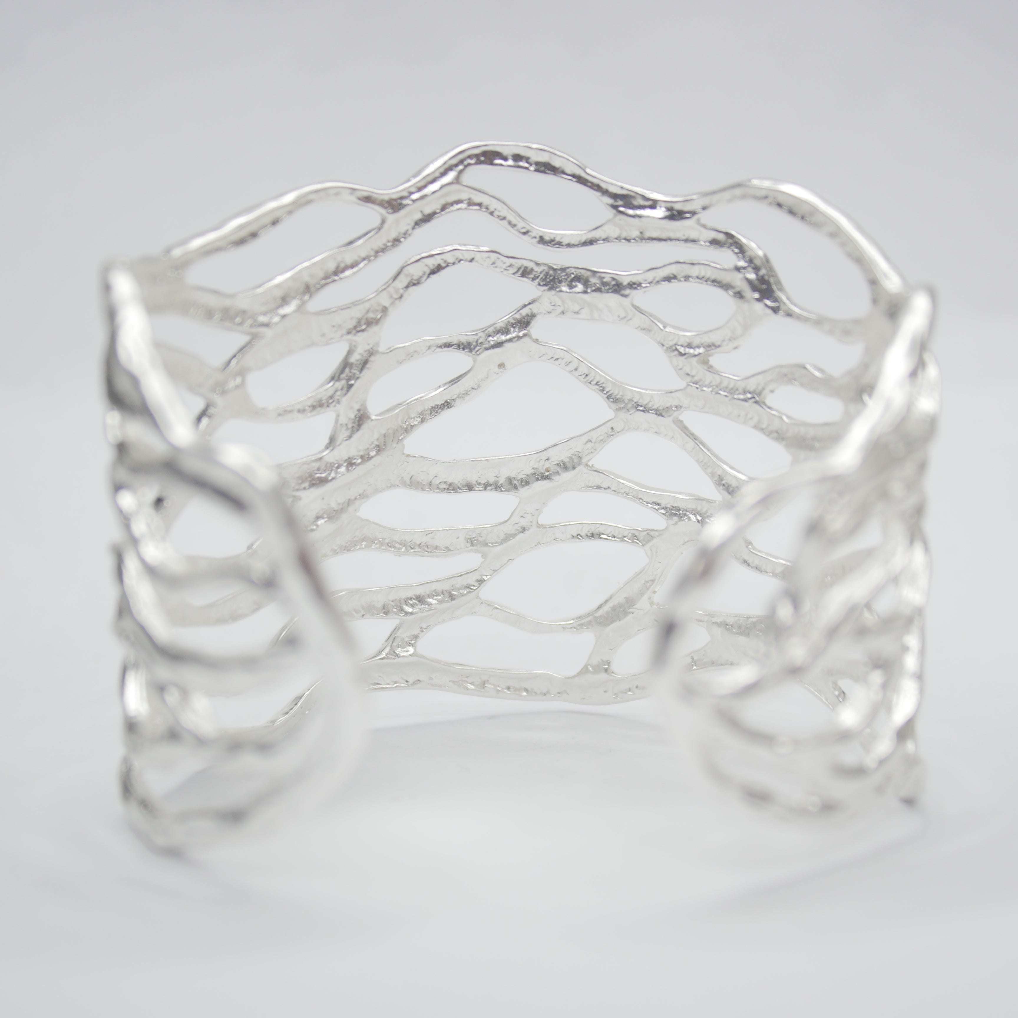 B56005 Bracelet Manchette ajourée - Karine Sultan - Créations Uniques