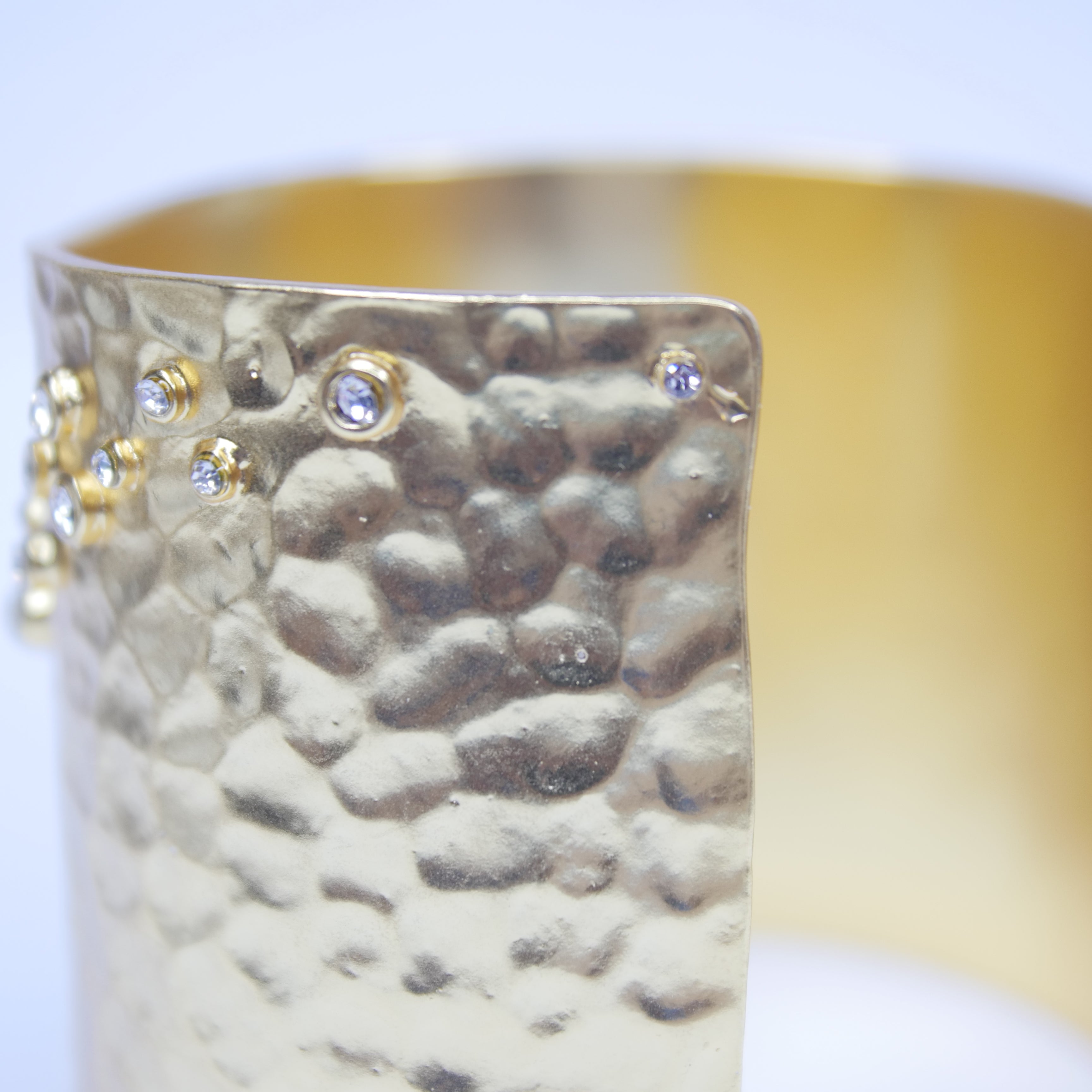 B50596 Bracelet manchette chatoyant - Karine Sultan - Créations Uniques