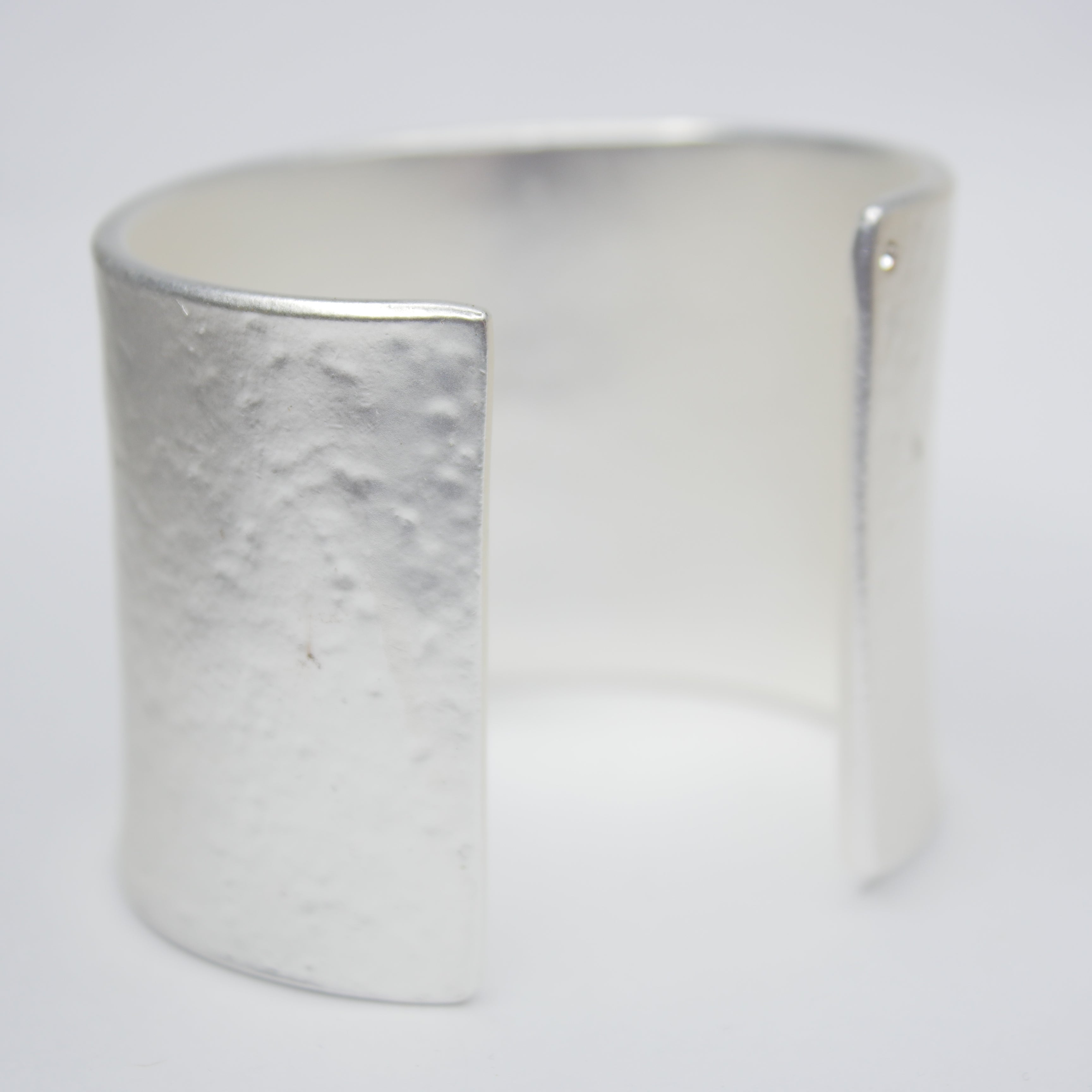 B50426 Bracelet Manchette texturée - Karine Sultan - Créations Uniques