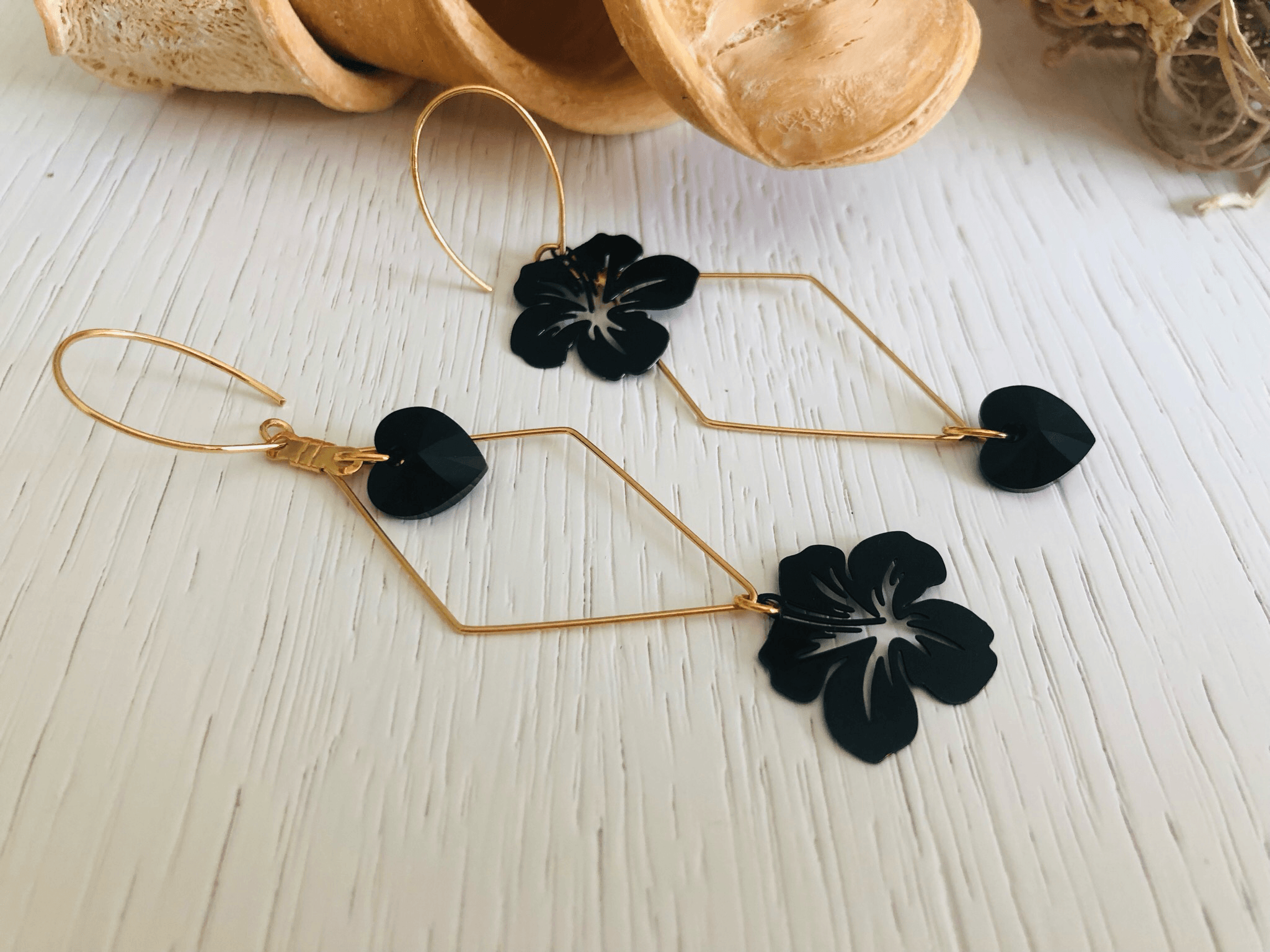 Boucles d’oreilles asymétriques MEY cœurs cristal noirs et fleurs hibiscus - Créations Uniques - Créations Uniques