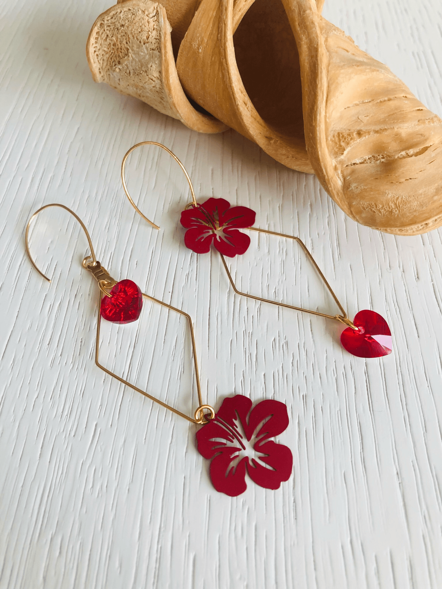 Boucles d’oreilles asymétriques ELÉONORE cœurs cristal rouge et fleurs hibiscus - Créations Uniques - Créations Uniques
