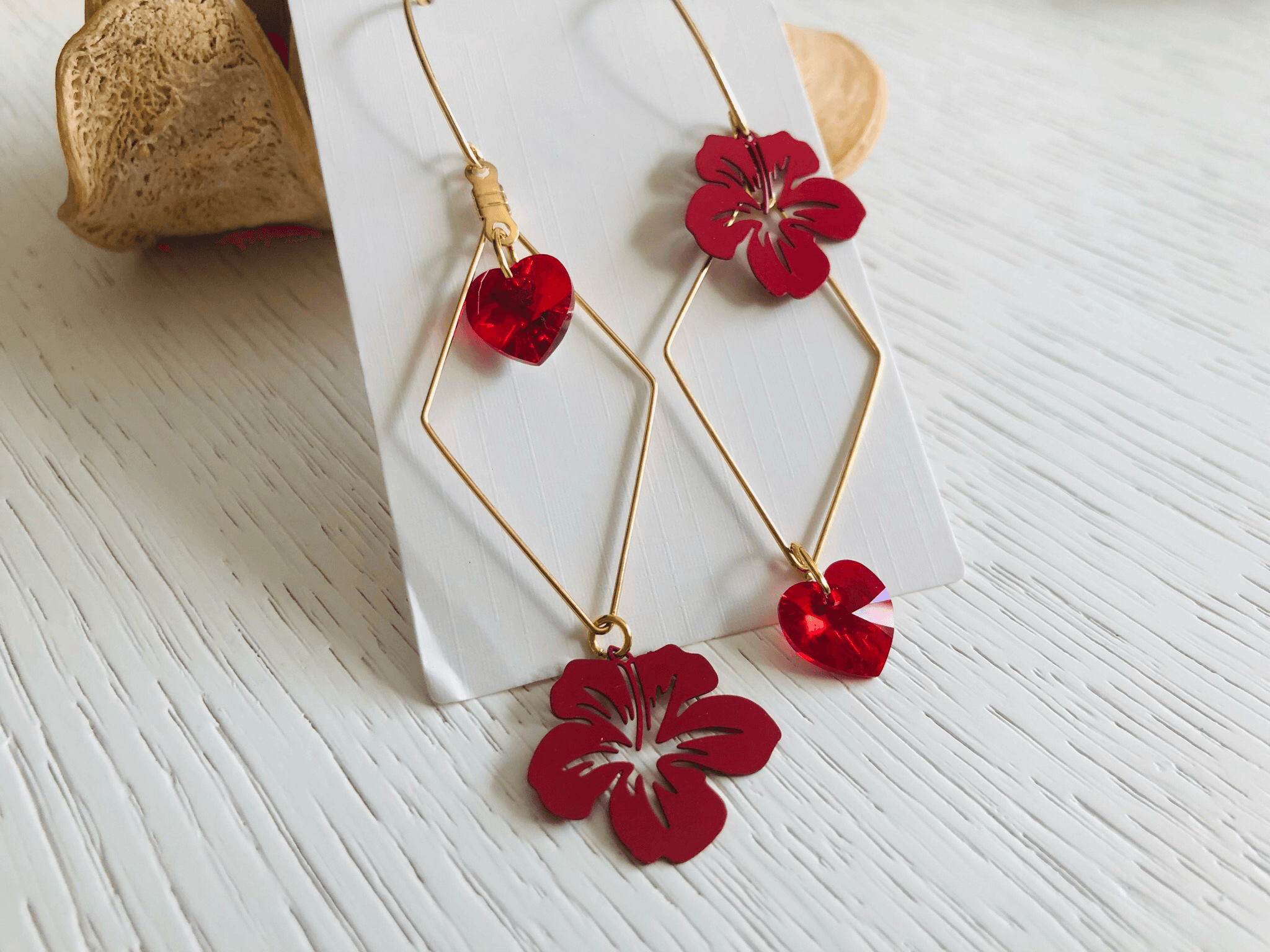 Boucles d’oreilles asymétriques ELÉONORE cœurs cristal rouge et fleurs hibiscus - Créations Uniques - Créations Uniques