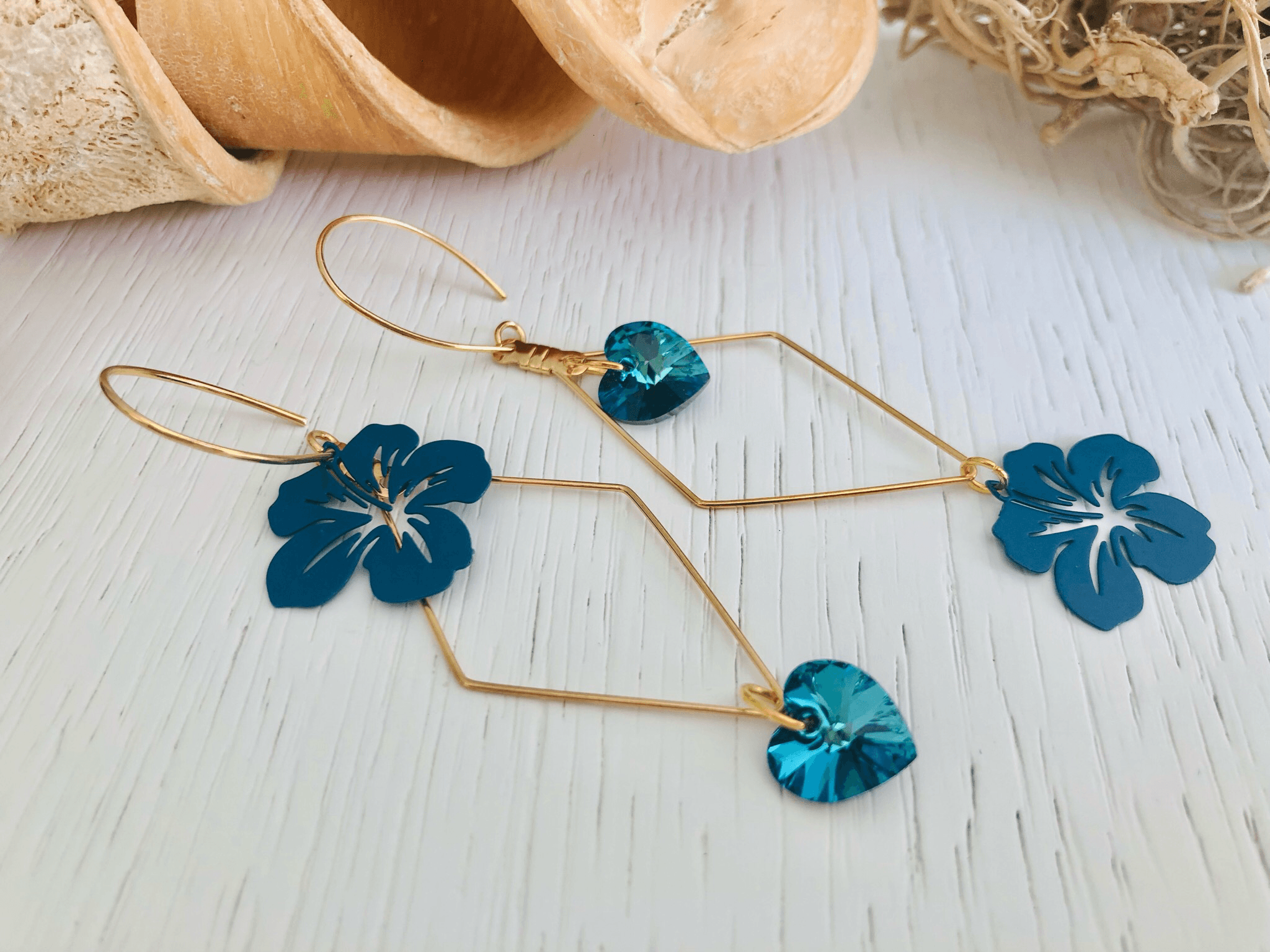 Boucles d’oreilles asymétriques MARISCA cœurs cristal Bermudes et fleurs hibiscus - Créations Uniques - Créations Uniques