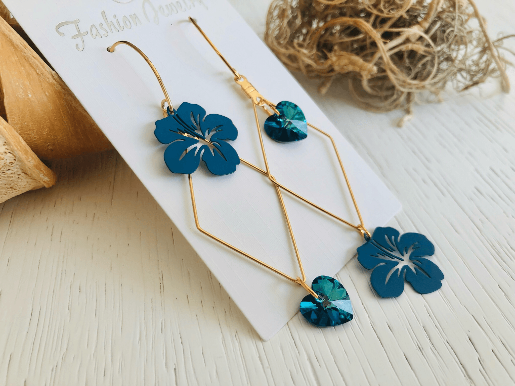 Boucles d’oreilles asymétriques MARISCA cœurs cristal Bermudes et fleurs hibiscus - Créations Uniques - Créations Uniques